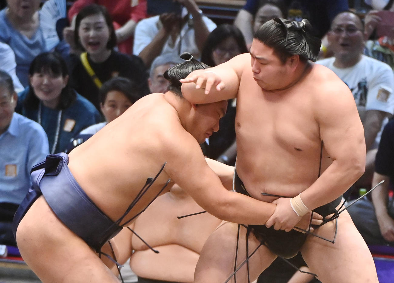 豊昇龍（左）が若元春を攻める（撮影・森本幸一）