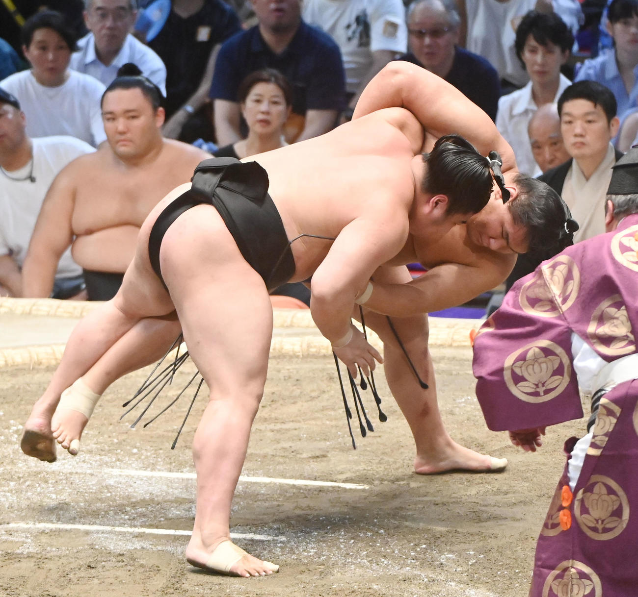豊昇龍（右）が若元春を小手投げで破る（撮影・森本幸一）