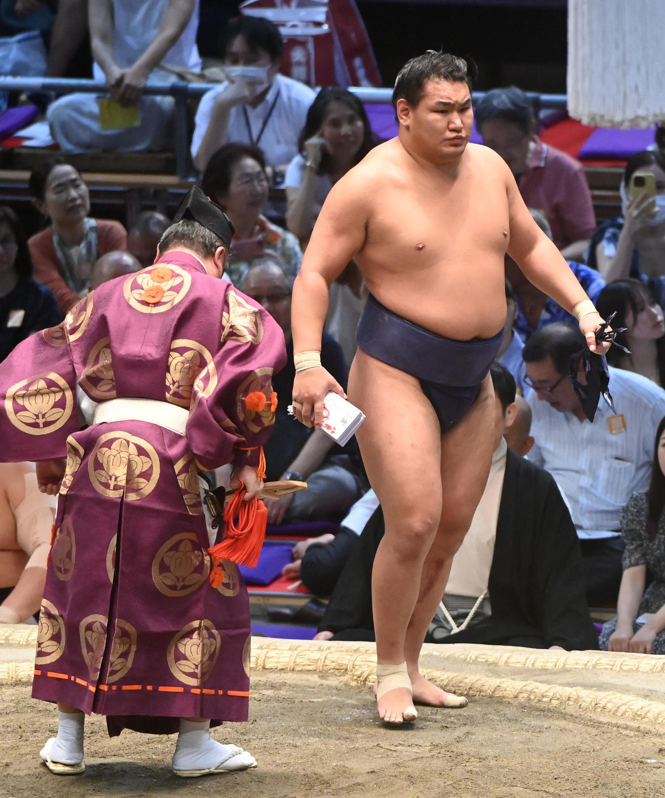 若元春を破り懸賞を手に土俵を降りる豊昇龍（撮影・森本幸一）