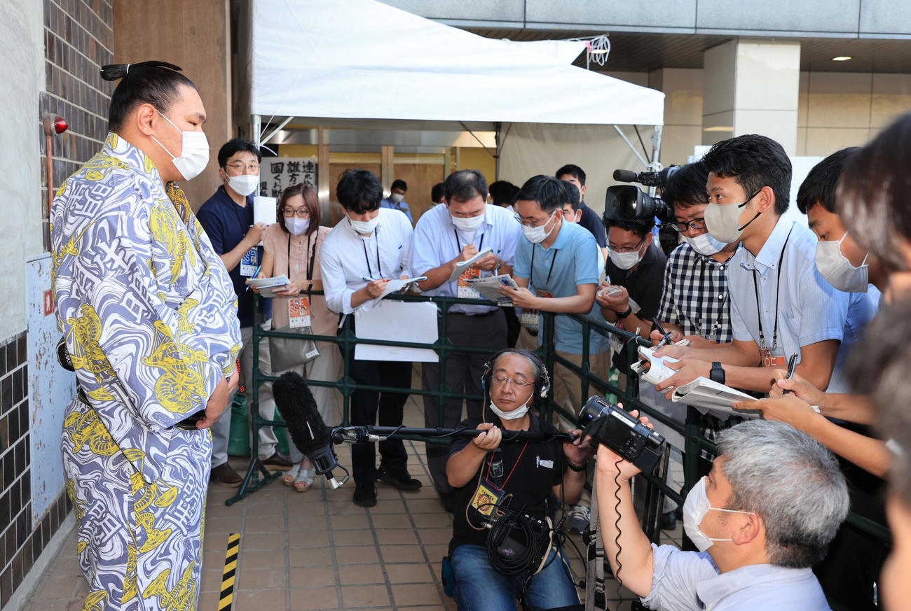 取り組みを終え取材に応じる豊昇龍（左）（代表撮影）