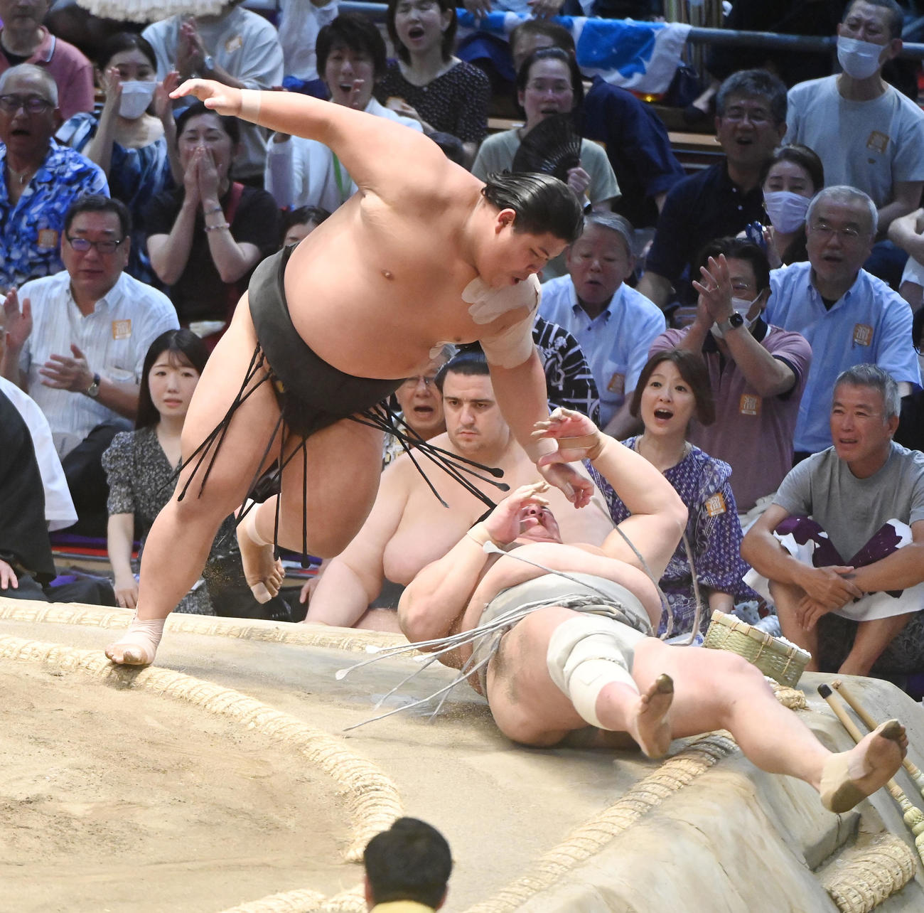 伯桜鵬（左）が突き落としで北勝富士を破る（撮影・森本幸一）
