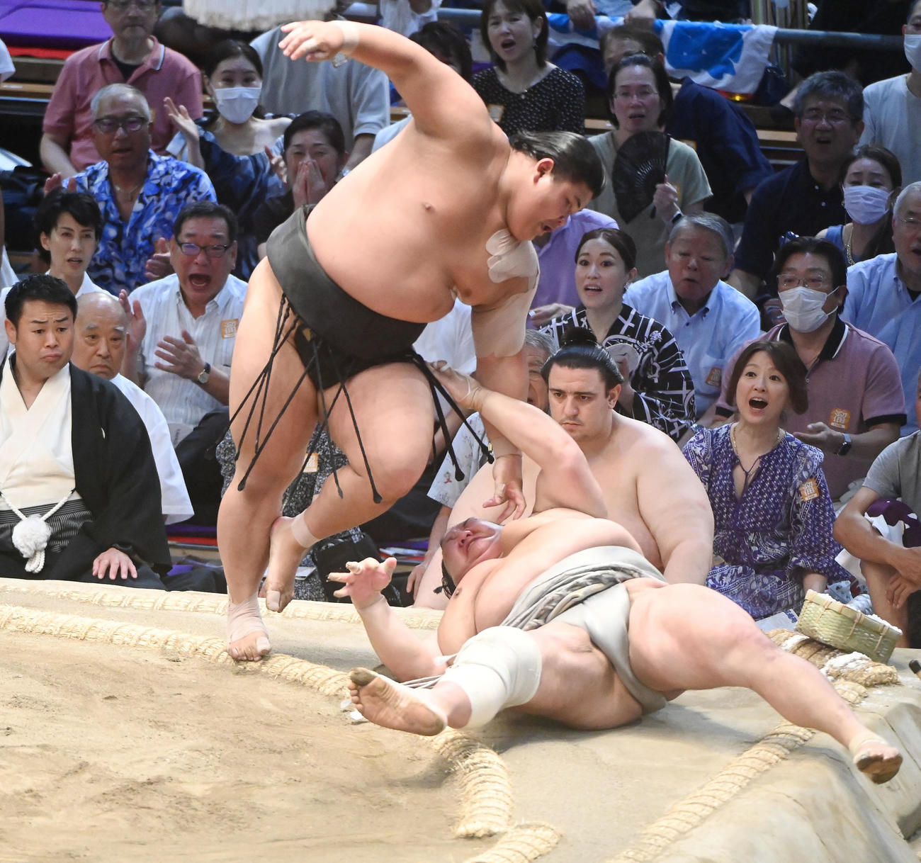 伯桜鵬（左）が突き落としで北勝富士を破る（撮影・森本幸一）