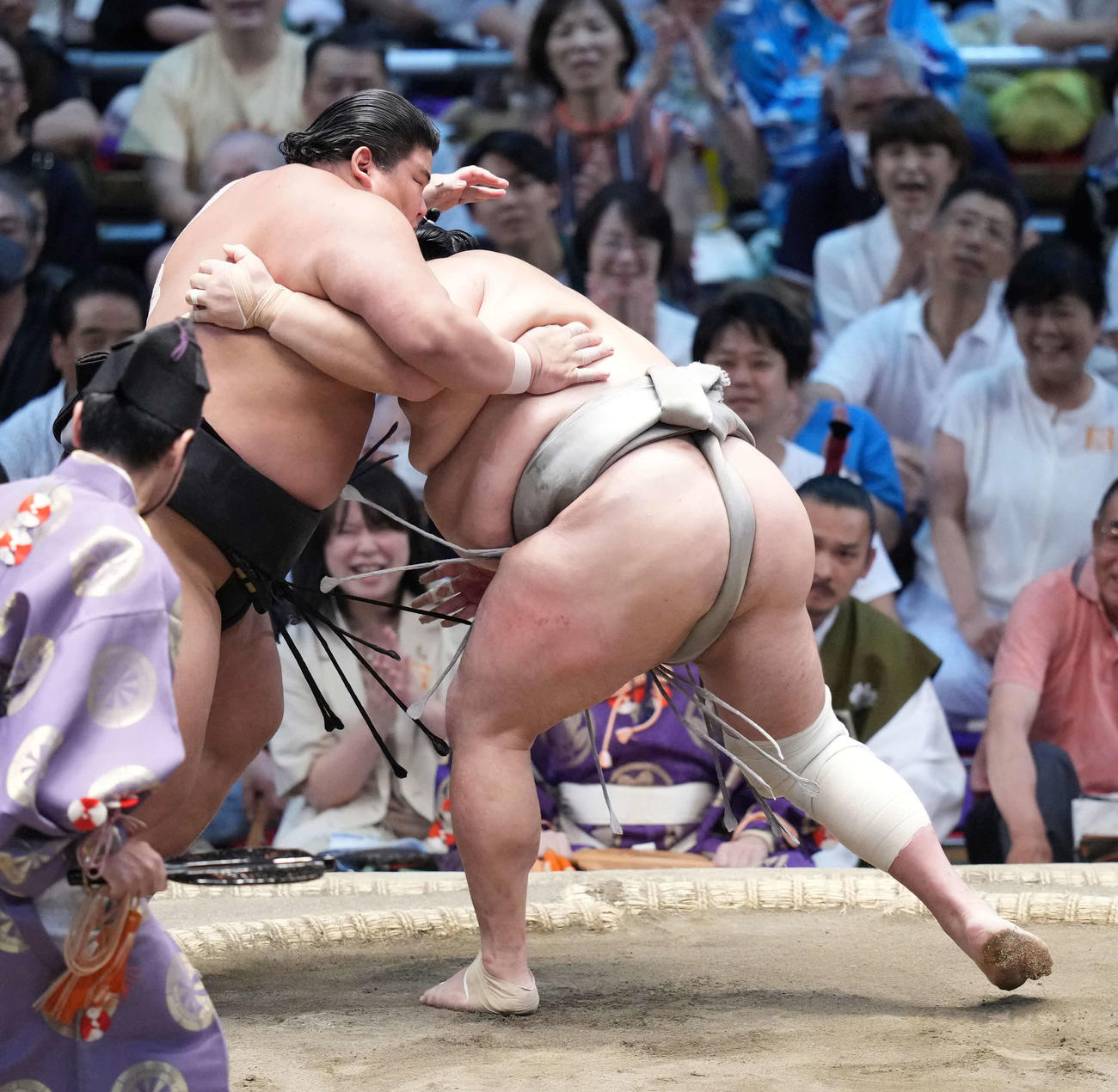 北勝富士（右）に土俵際へ攻め込まれる伯桜鵬（撮影・小沢裕）