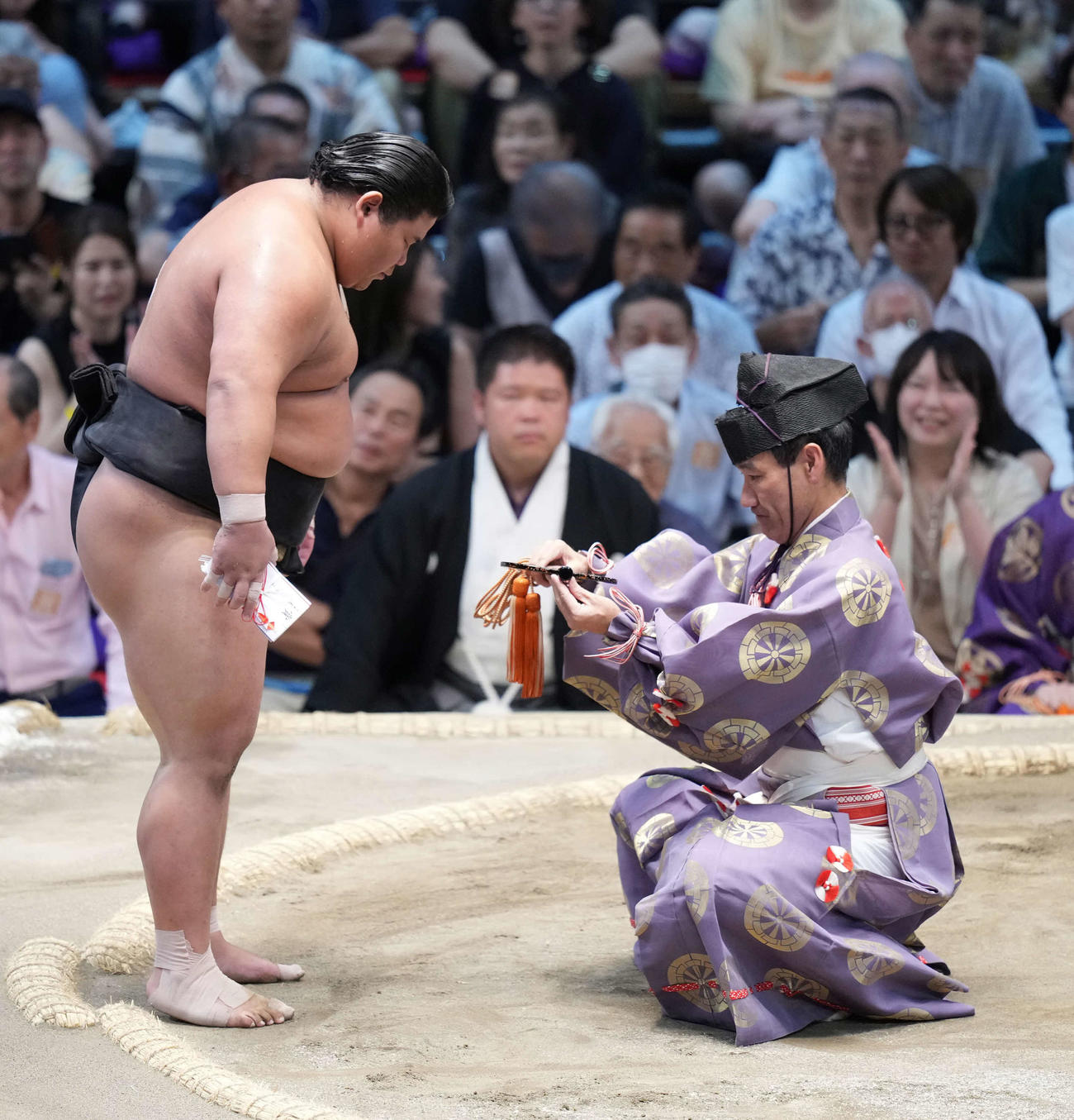 懸賞金を受け取り頭を下げる伯桜鵬（撮影・小沢裕）