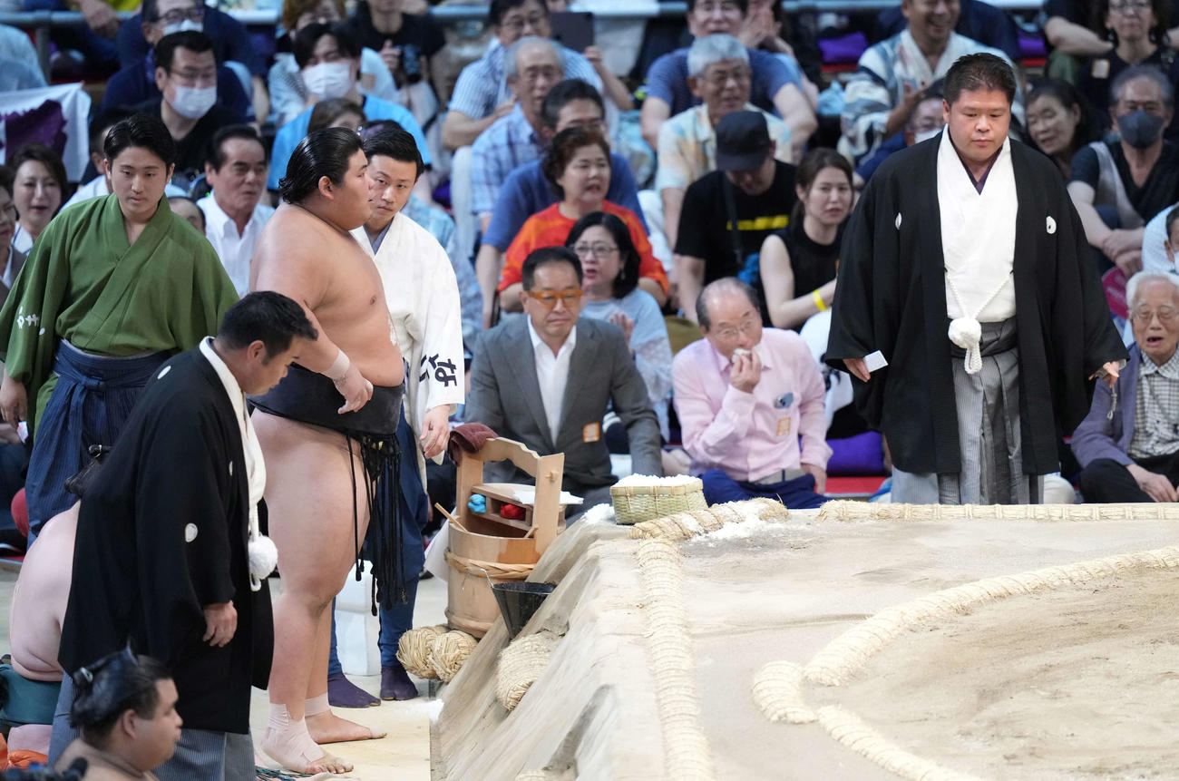 北勝富士と伯桜鵬の一番で物言いが付き土俵に上がる審判団（撮影・小沢裕）