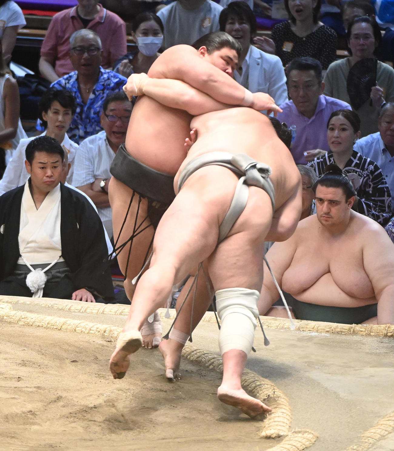 伯桜鵬（左）が突き落としで北勝富士を破る（撮影・森本幸一）