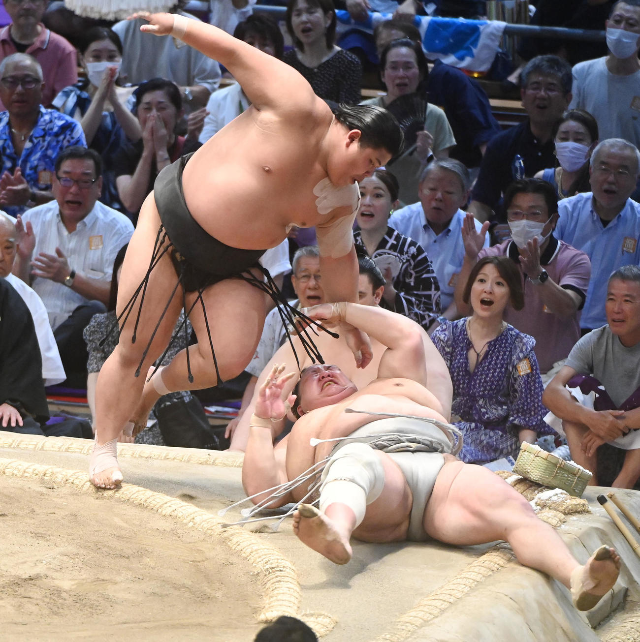 伯桜鵬（左）は突き落としで北勝富士を破る（撮影・森本幸一）