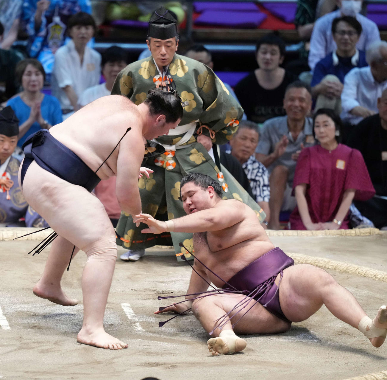 獅司は狼雅（右）をすくい投げで破る（撮影・小沢裕）