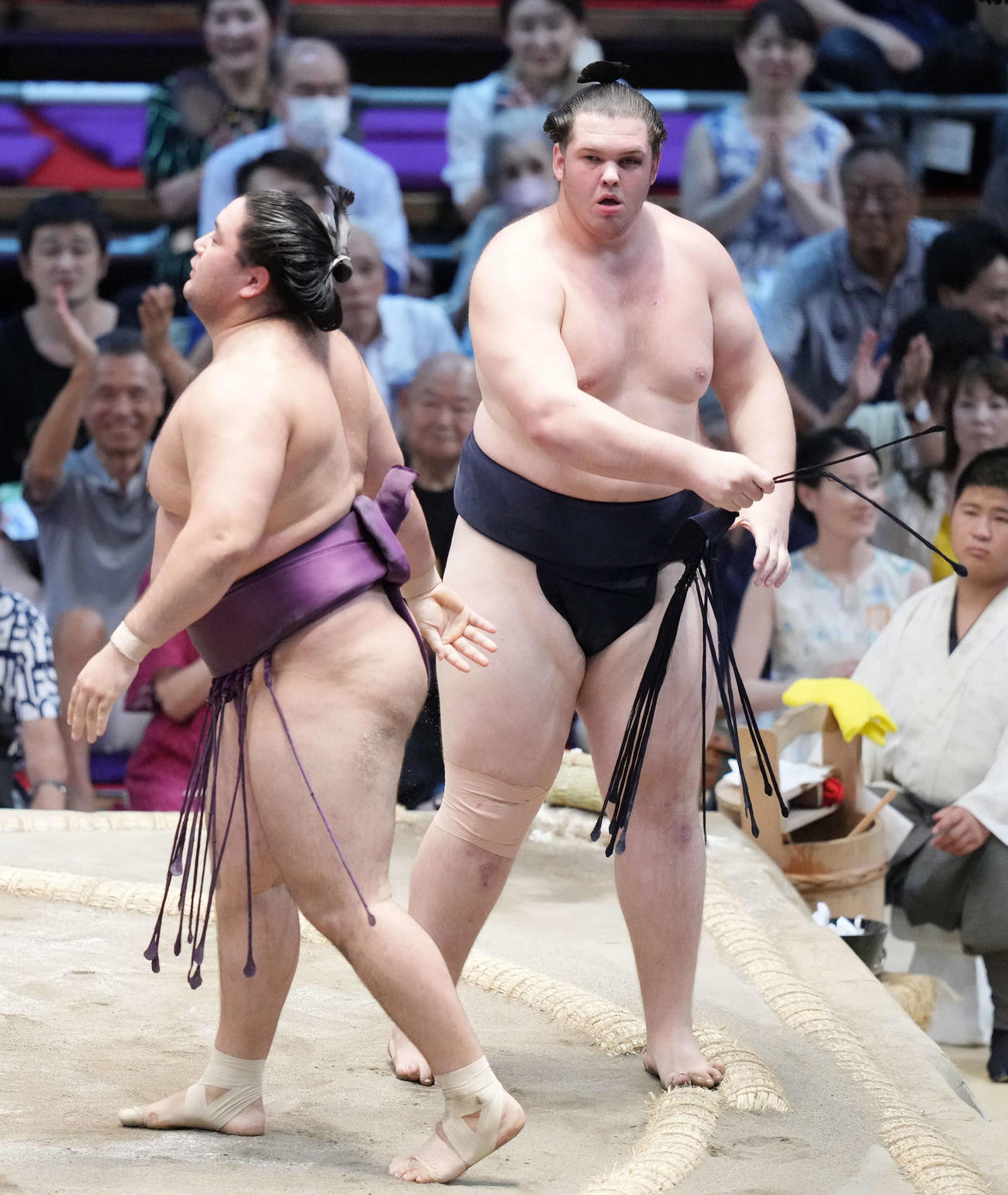 獅司は狼雅（左）をすくい投げで破る（撮影・小沢裕）