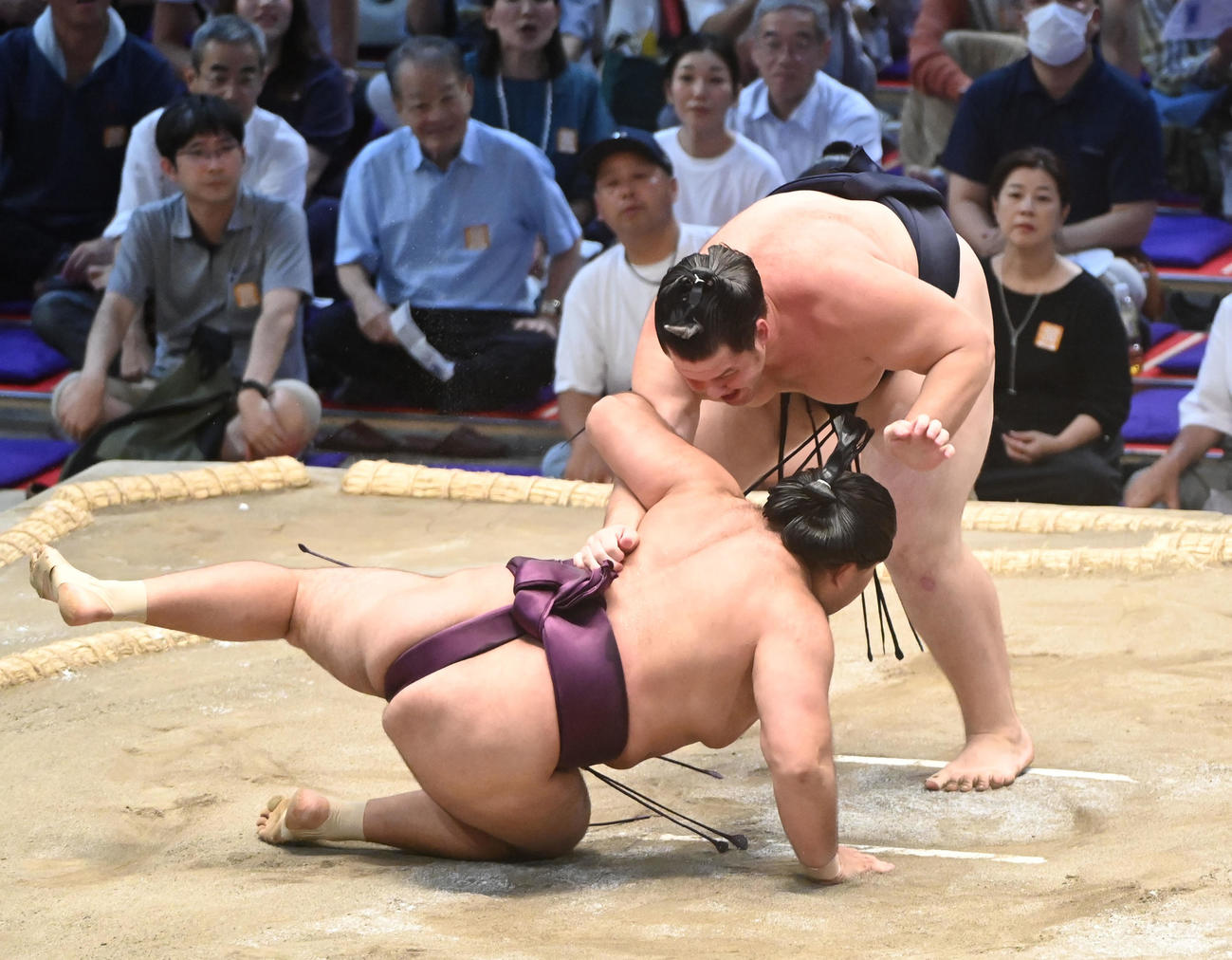 獅司（右）は狼雅をすくい投げで破る（撮影・森本幸一）