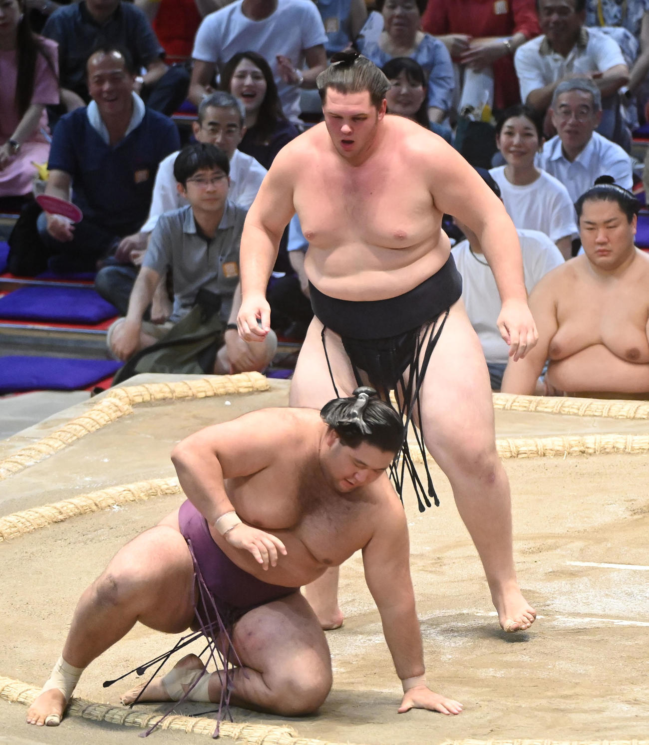 獅司（右）は狼雅をすくい投げで破る（撮影・森本幸一）