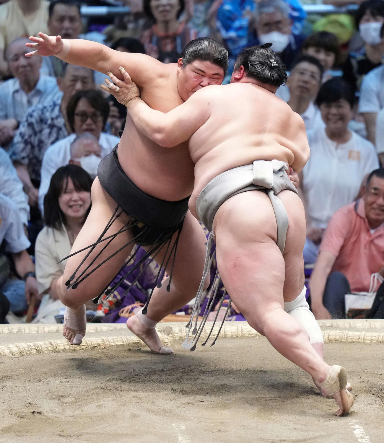 北勝富士（右）に土俵際へ攻め込まれる伯桜鵬（撮影・小沢裕）
