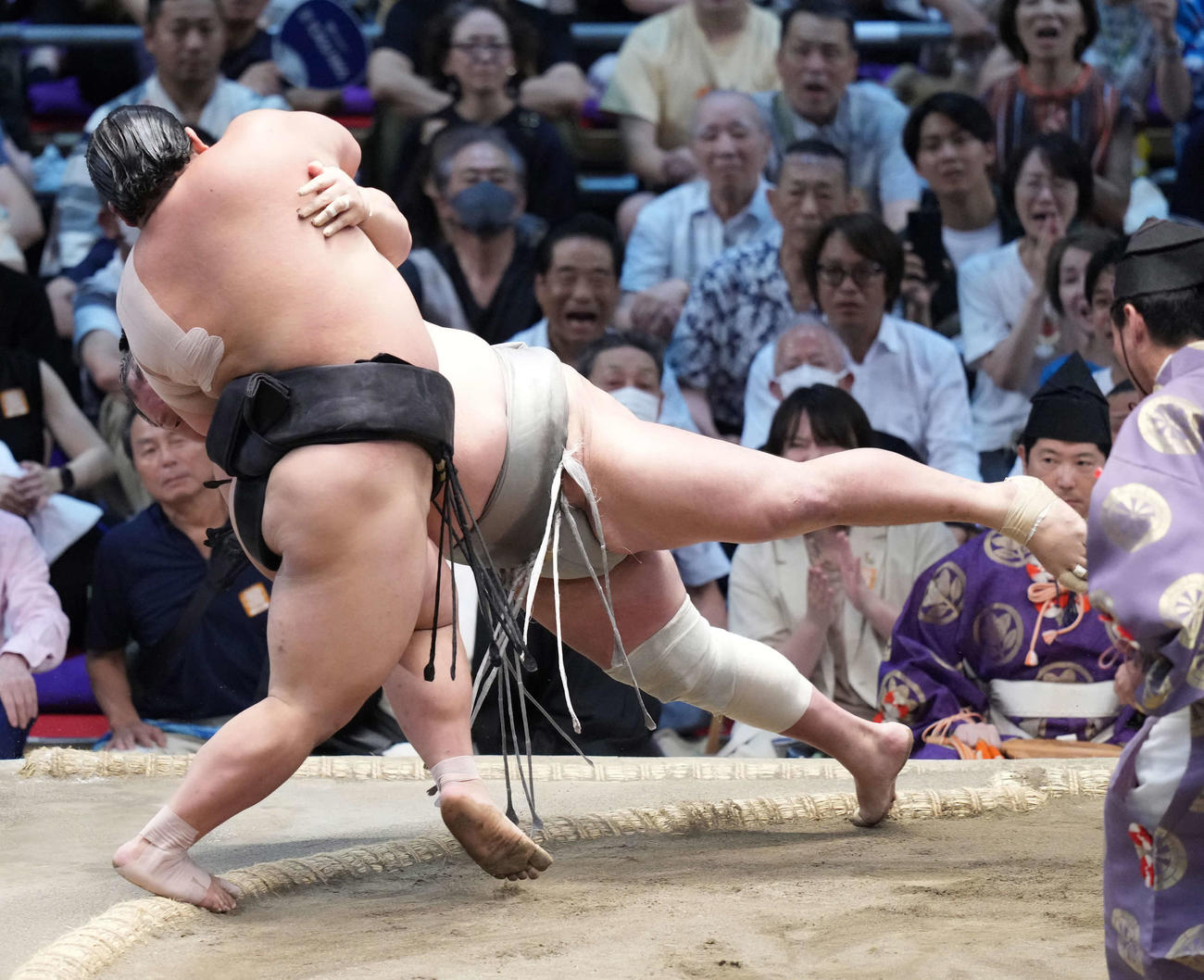 北勝富士（右）に土俵際へ攻め込まれる伯桜鵬（撮影・小沢裕）