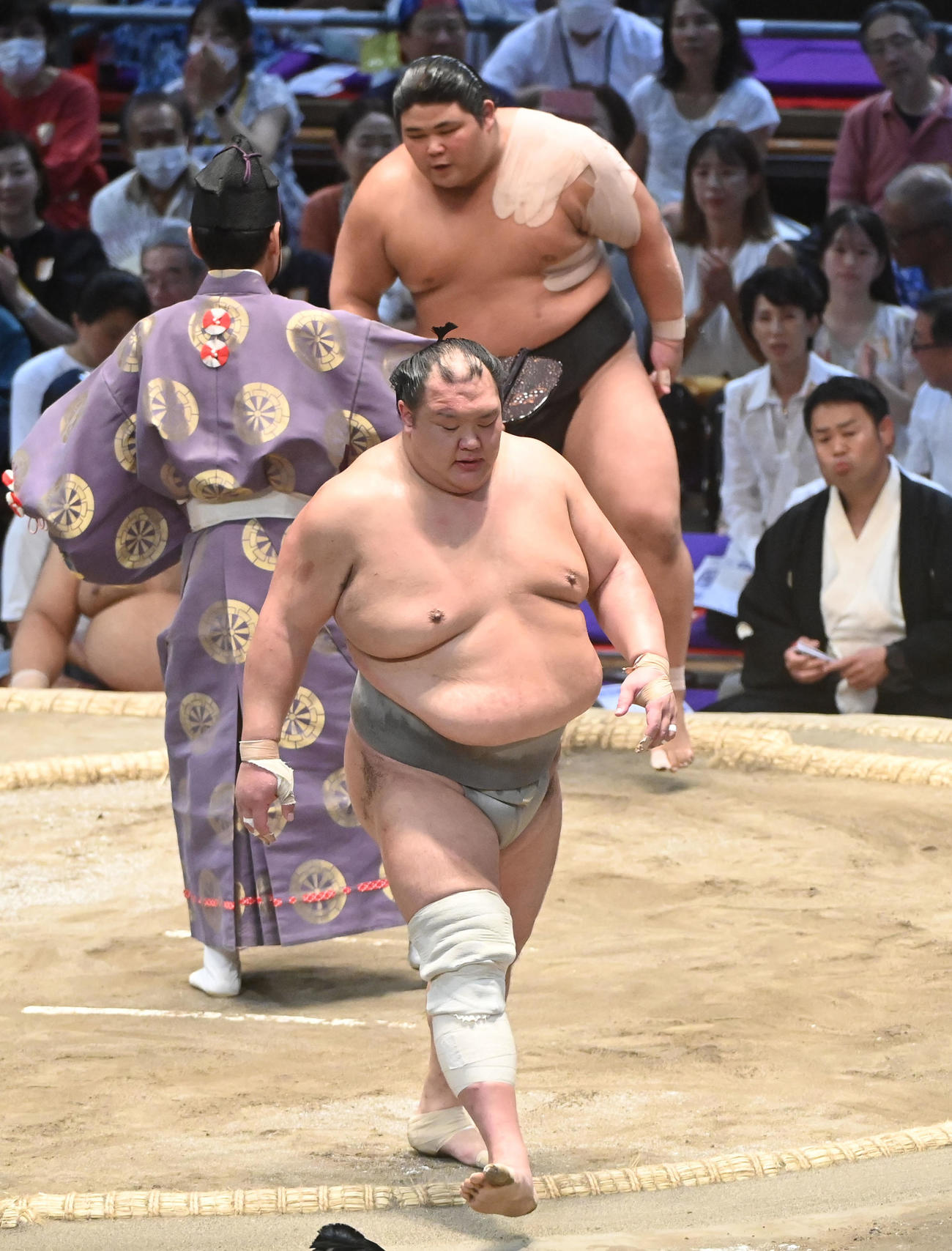 伯桜鵬（後方）に突き落としで敗れ、土俵を降りる北勝富士（撮影・森本幸一）