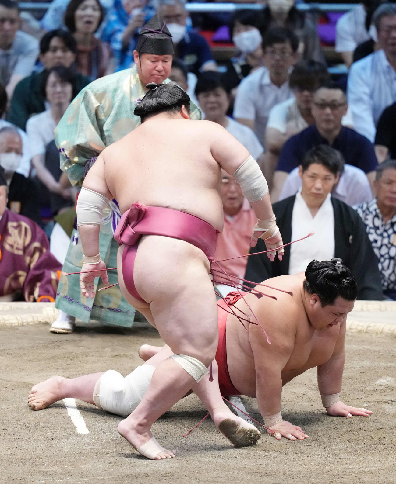 大栄翔（手前）は阿武咲をはたき込みで破る（撮影・小沢裕）