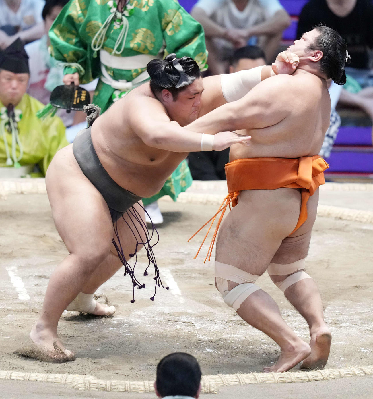 向中野（左）は志摩ノ海を押し出しで破る（撮影・小沢裕）