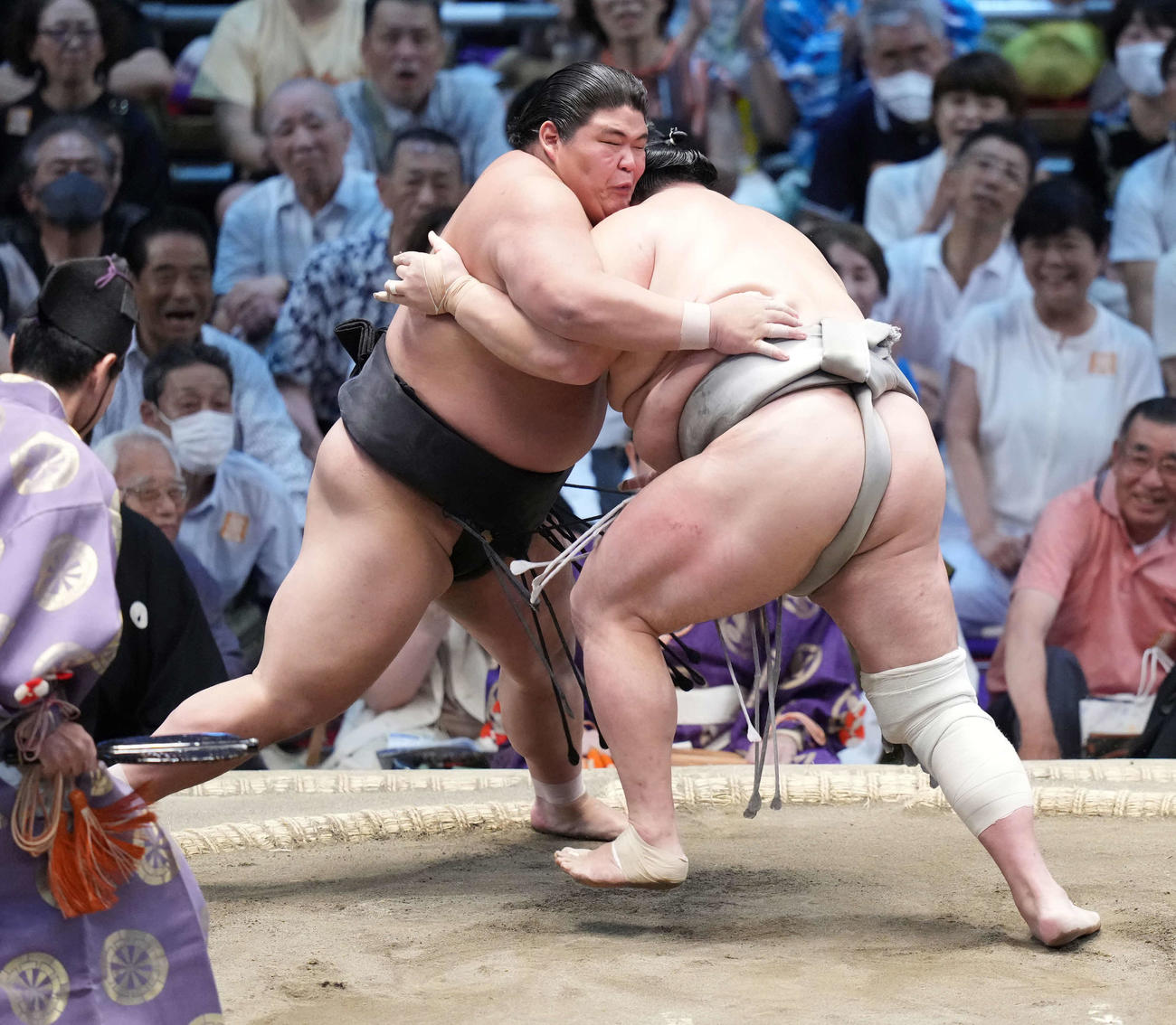 北勝富士（右）に土俵際へ攻め込まれる伯桜鵬（撮影・小沢裕）