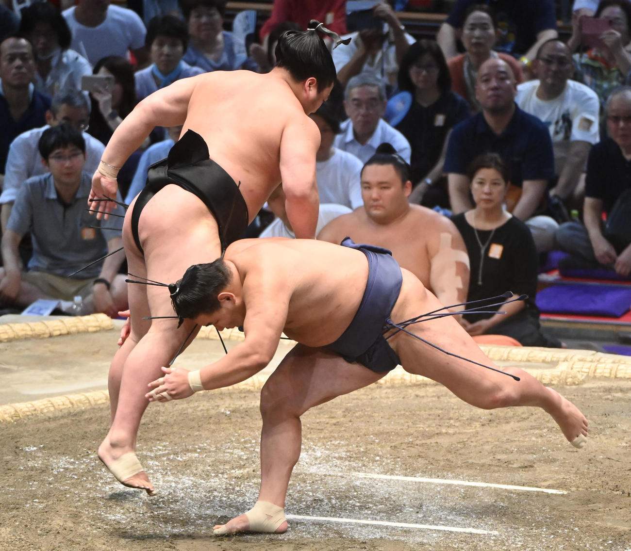 立ち合い変化を見せる若元春（左）（撮影・森本幸一）