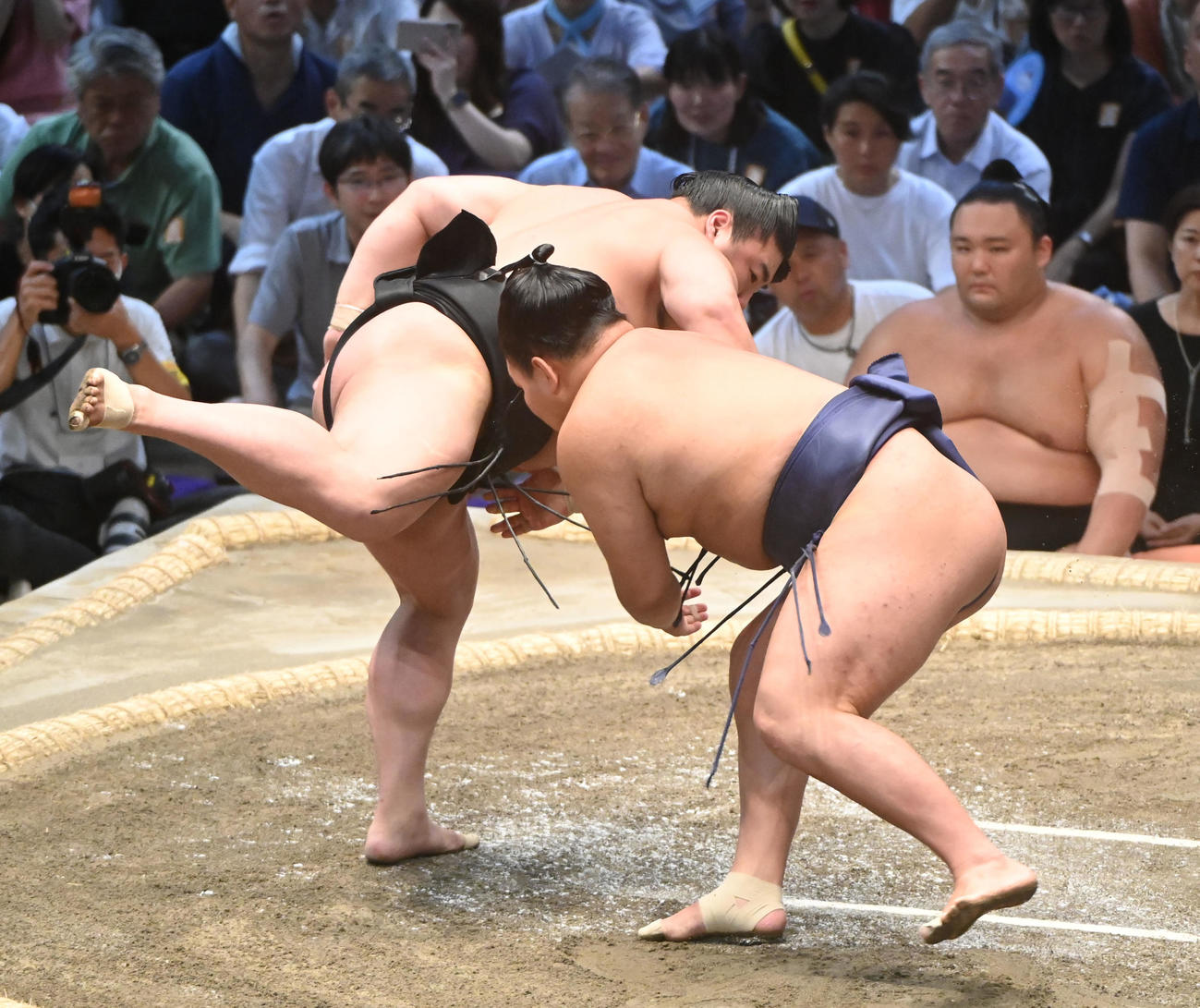 立ち合い変化を見せる若元春（左）（撮影・森本幸一）