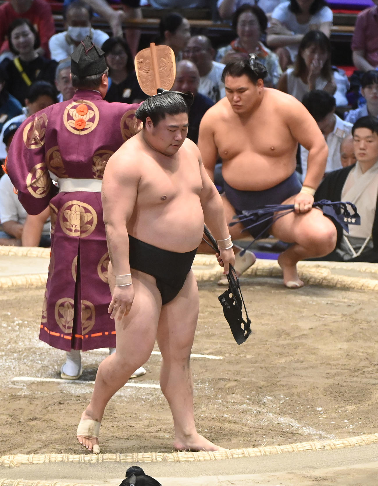 豊昇龍に敗れ土俵を降りる若元春（手前）（撮影・森本幸一）