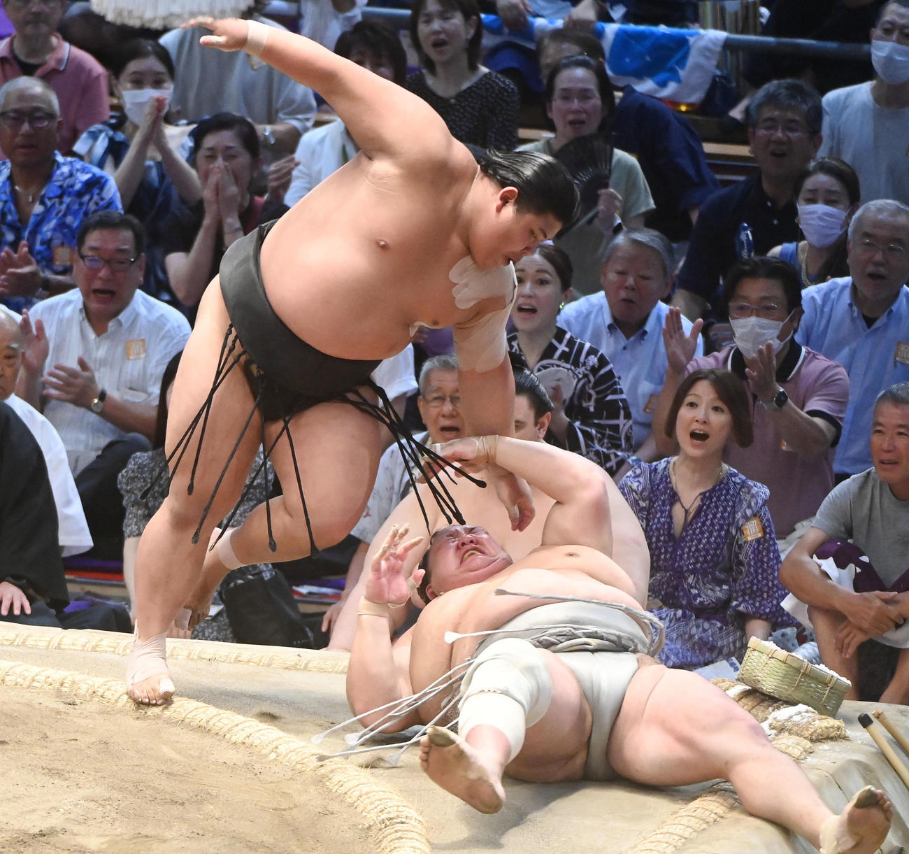 伯桜鵬（左）は突き落としで北勝富士を破る（撮影・森本幸一）