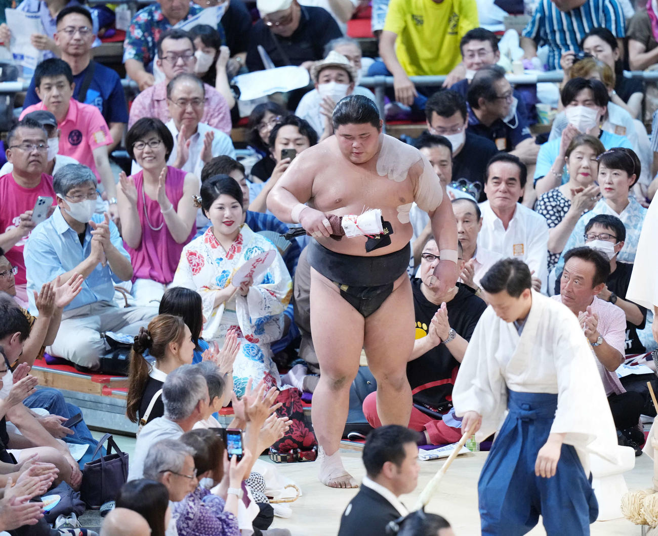 3敗を死守し花道を引き揚げる伯桜鵬（撮影・小沢裕）