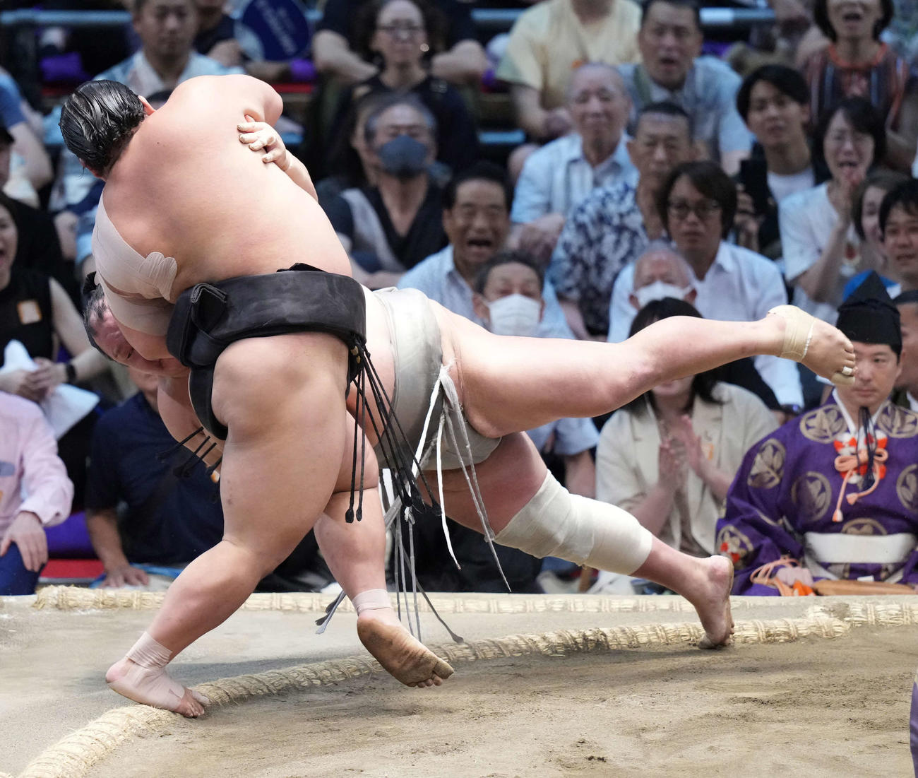伯桜鵬（手前）は北勝富士を突き落としで破る（撮影・小沢裕）