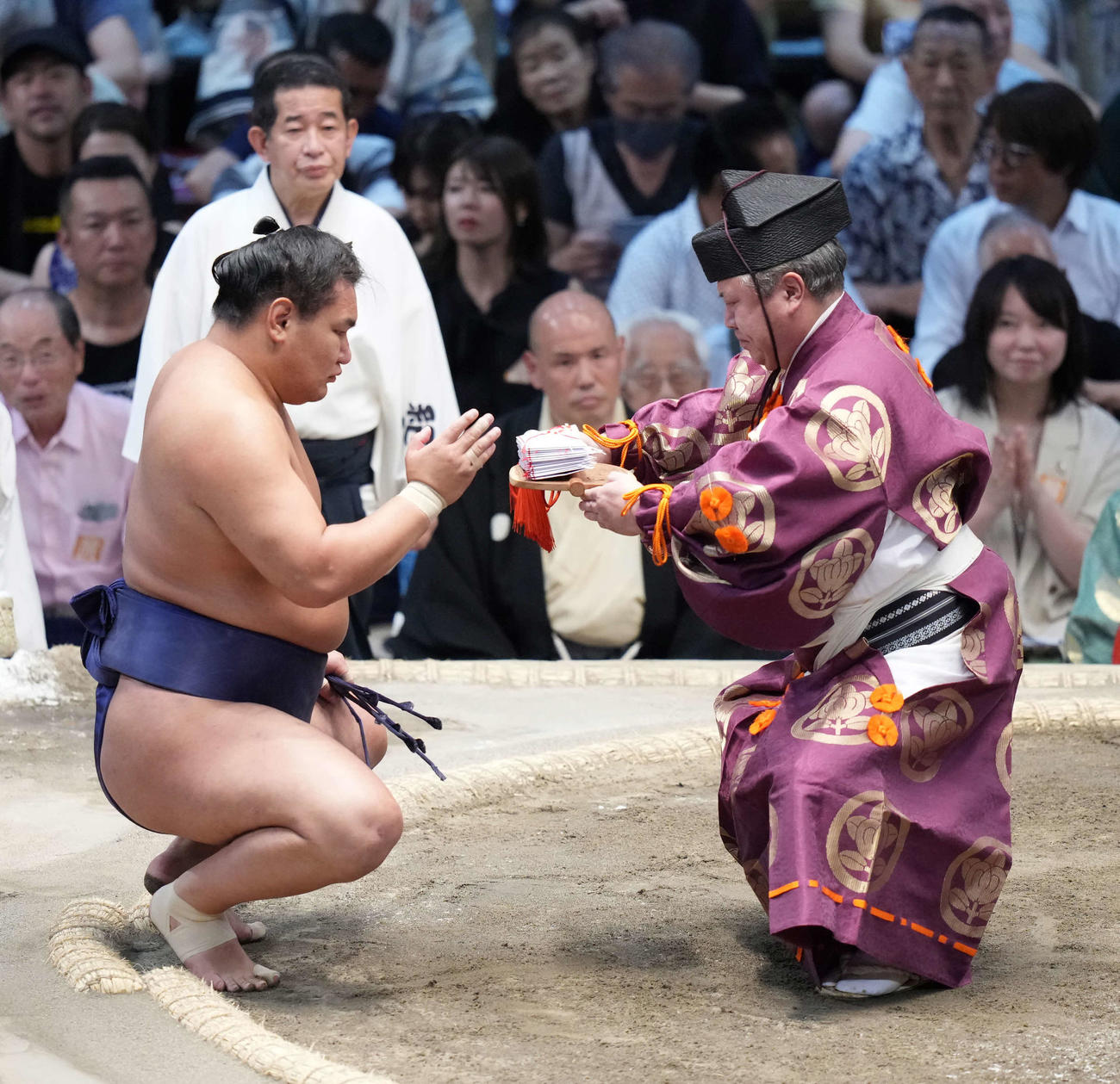 懸賞を手にする豊昇龍（撮影・小沢裕）