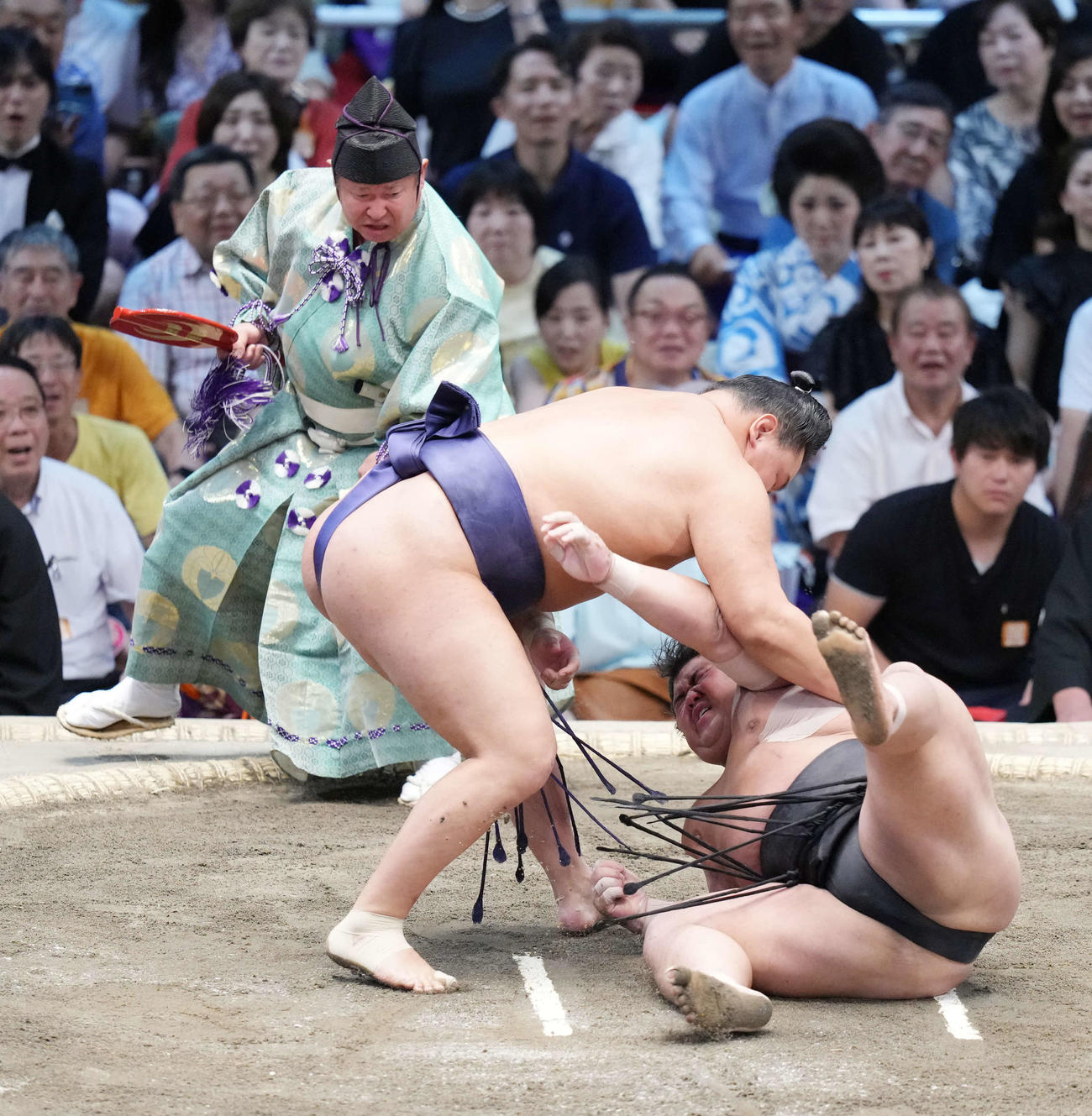 豊昇龍は伯桜鵬（右）を上手投げで破る（撮影・小沢裕）