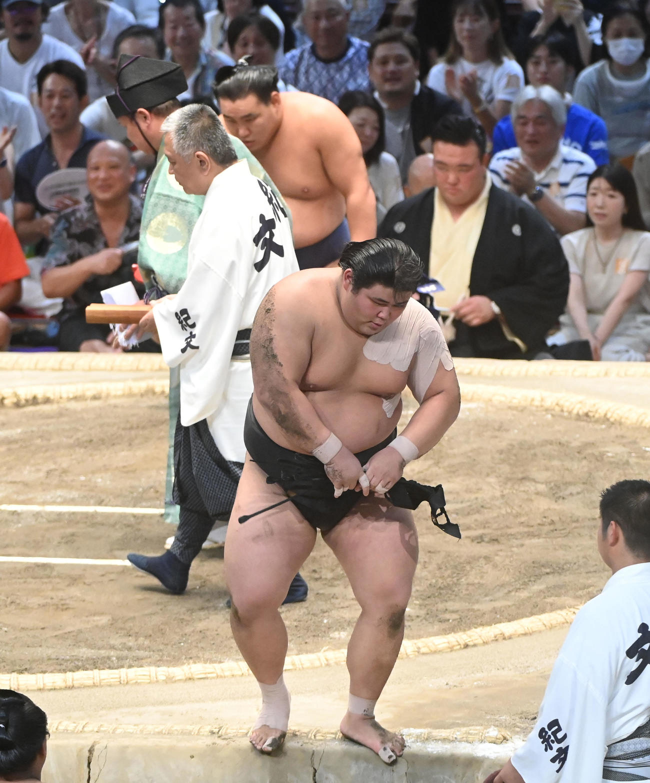 伯桜鵬（手前）は豊昇龍に上手投げで敗れ土俵を降りる（撮影・森本幸一）
