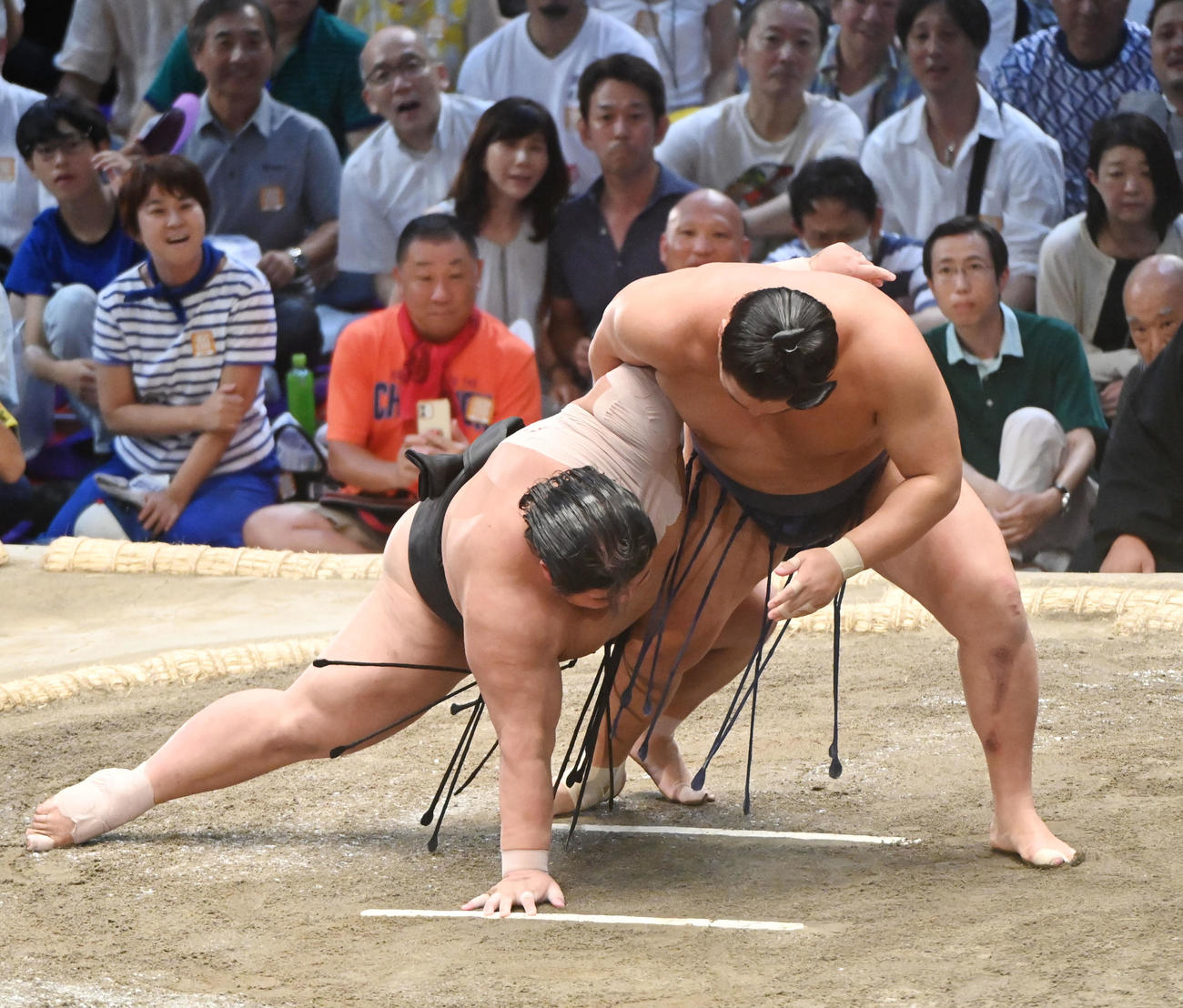 豊昇龍（右）は伯桜鵬を上手投げで破る（撮影・森本幸一）