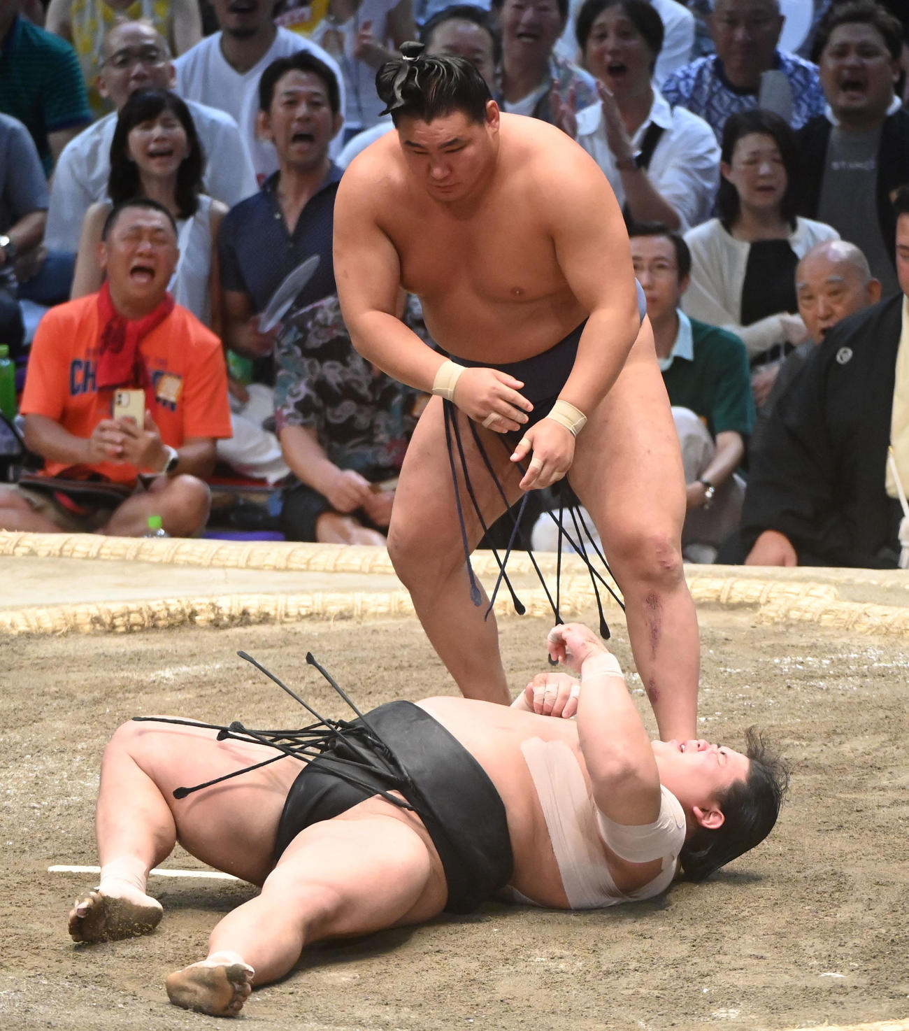 豊昇龍（奥）は伯桜鵬を上手投げで破る（撮影・森本幸一）