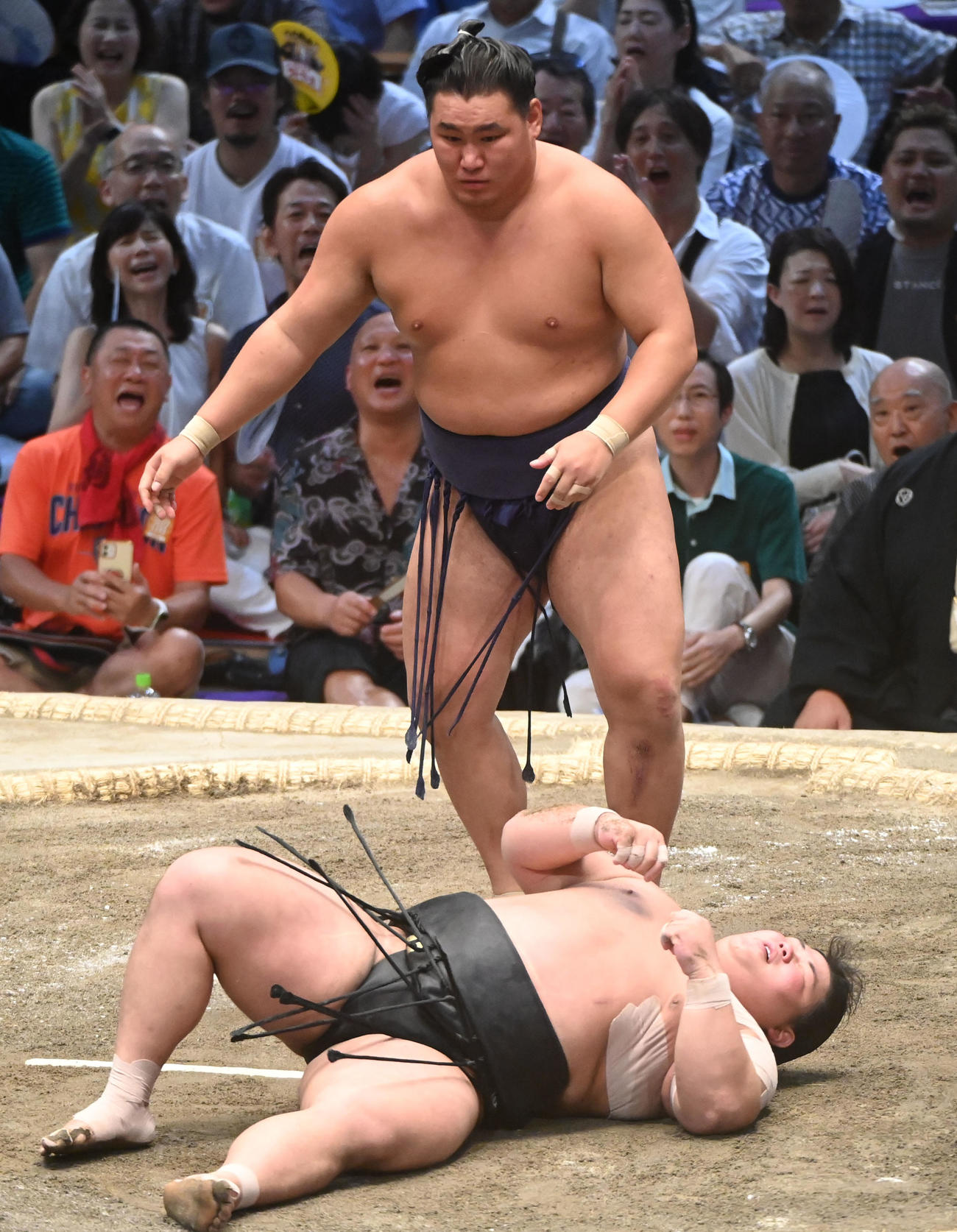 豊昇龍（奥）は伯桜鵬を上手投げで破る（撮影・森本幸一）
