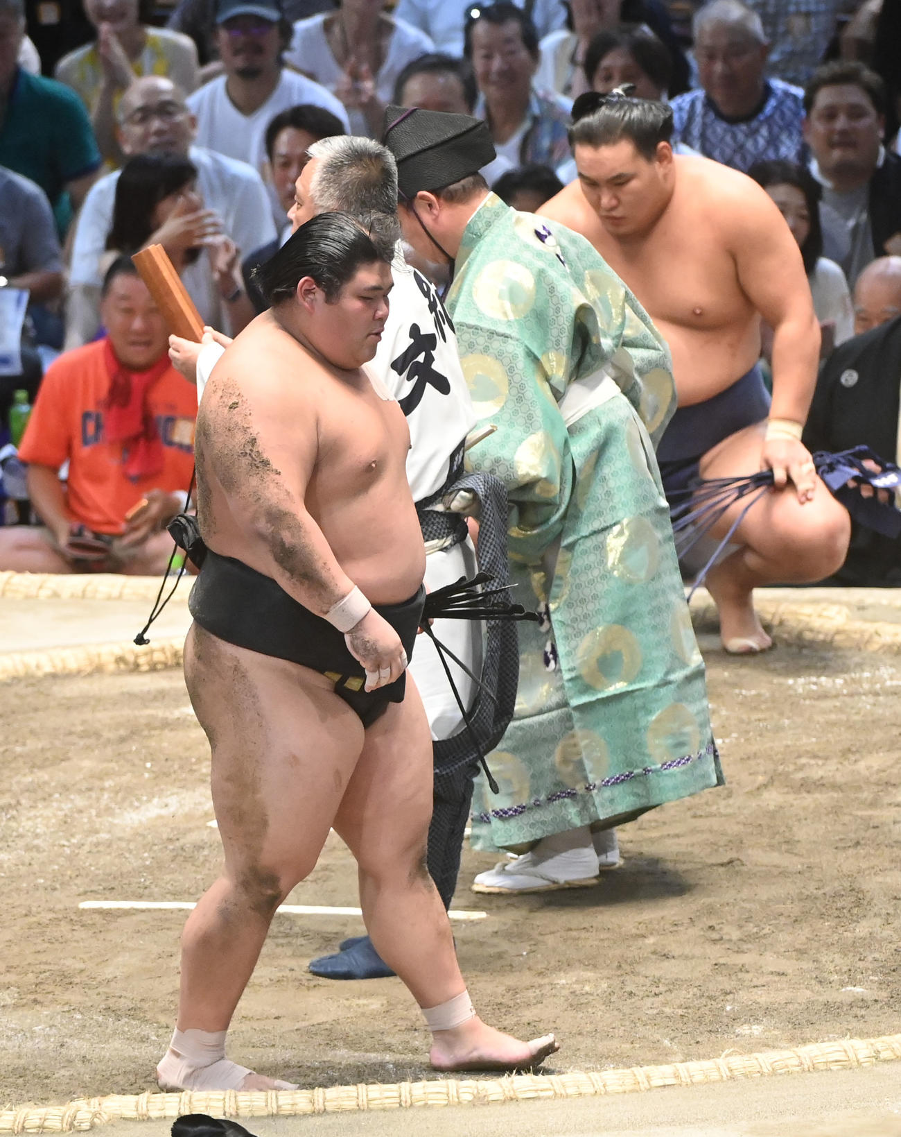 伯桜鵬（手前）は豊昇龍に上手投げで敗れ土俵を降りる（撮影・森本幸一）