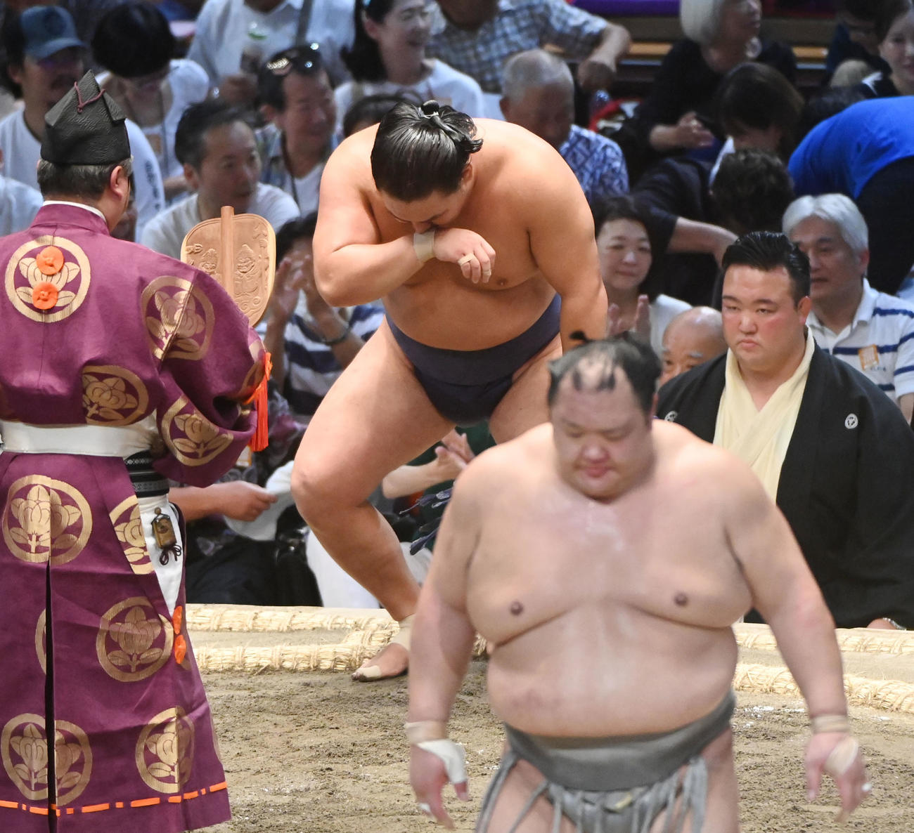 優勝決定戦　豊昇龍は北勝富士を押し出しで破り勝ち名乗りを受け涙ぐむ（撮影・森本幸一）