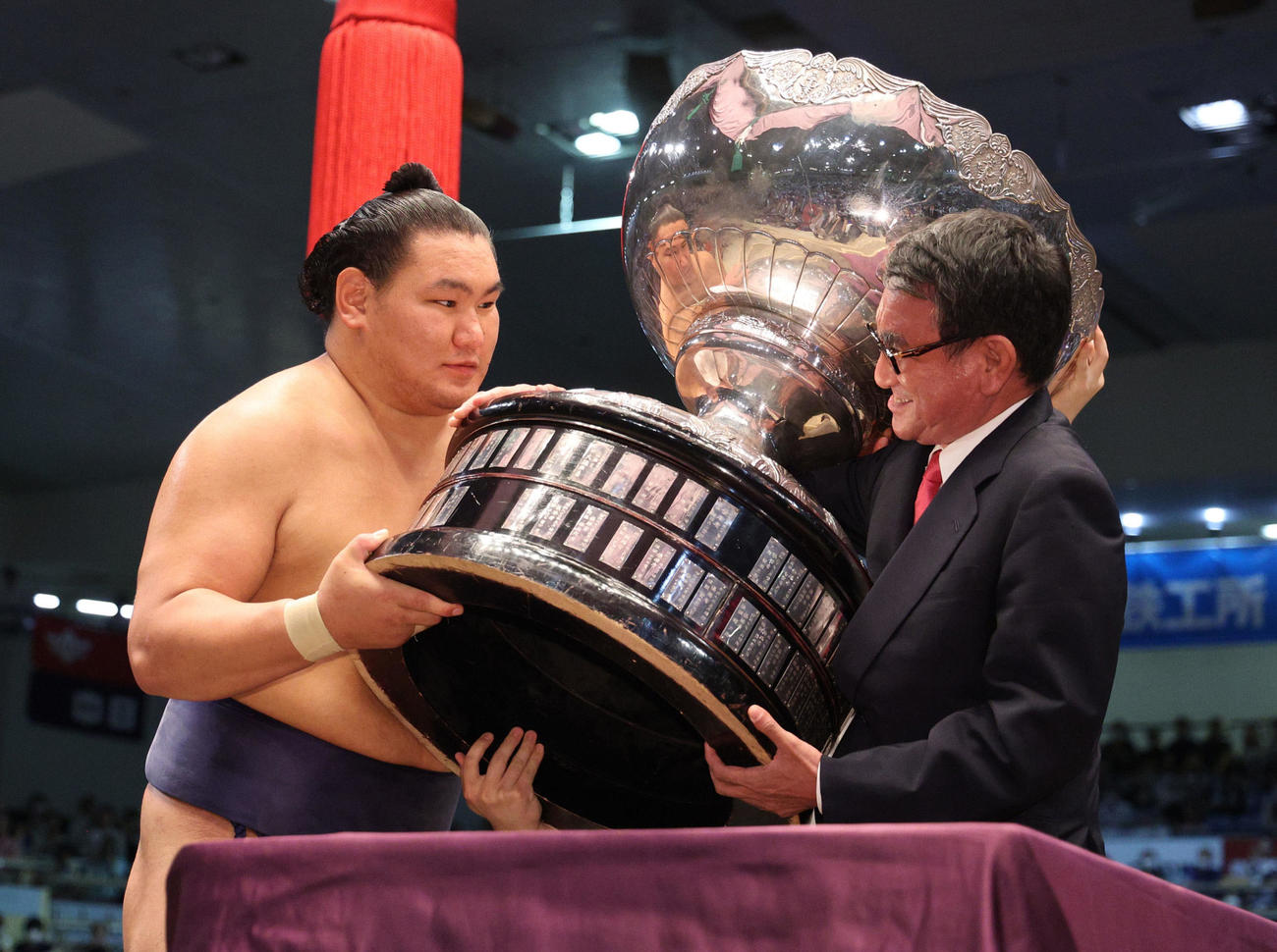 河野太郎デジタル相（右）から内閣総理大臣杯を受け取る豊昇龍（代表撮影）