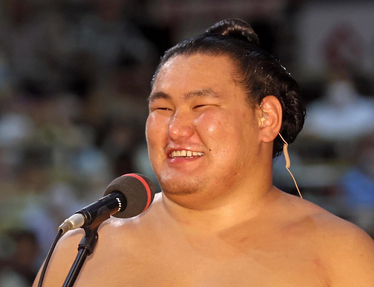 初優勝し、優勝者インタビューで笑顔を見せる豊昇龍（代表撮影）