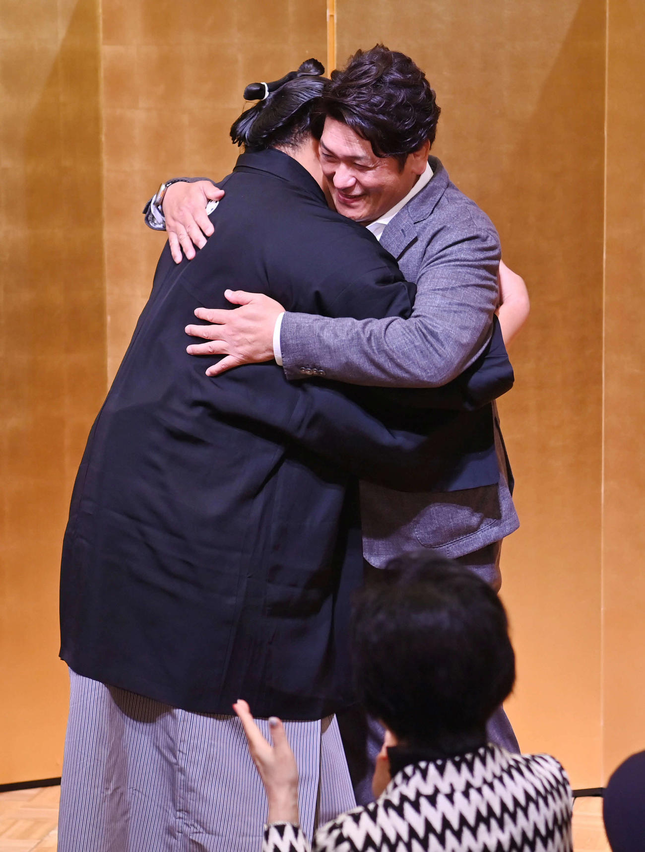 師匠の立浪親方（右）は祝勝会場に到着した豊昇龍を祝福する