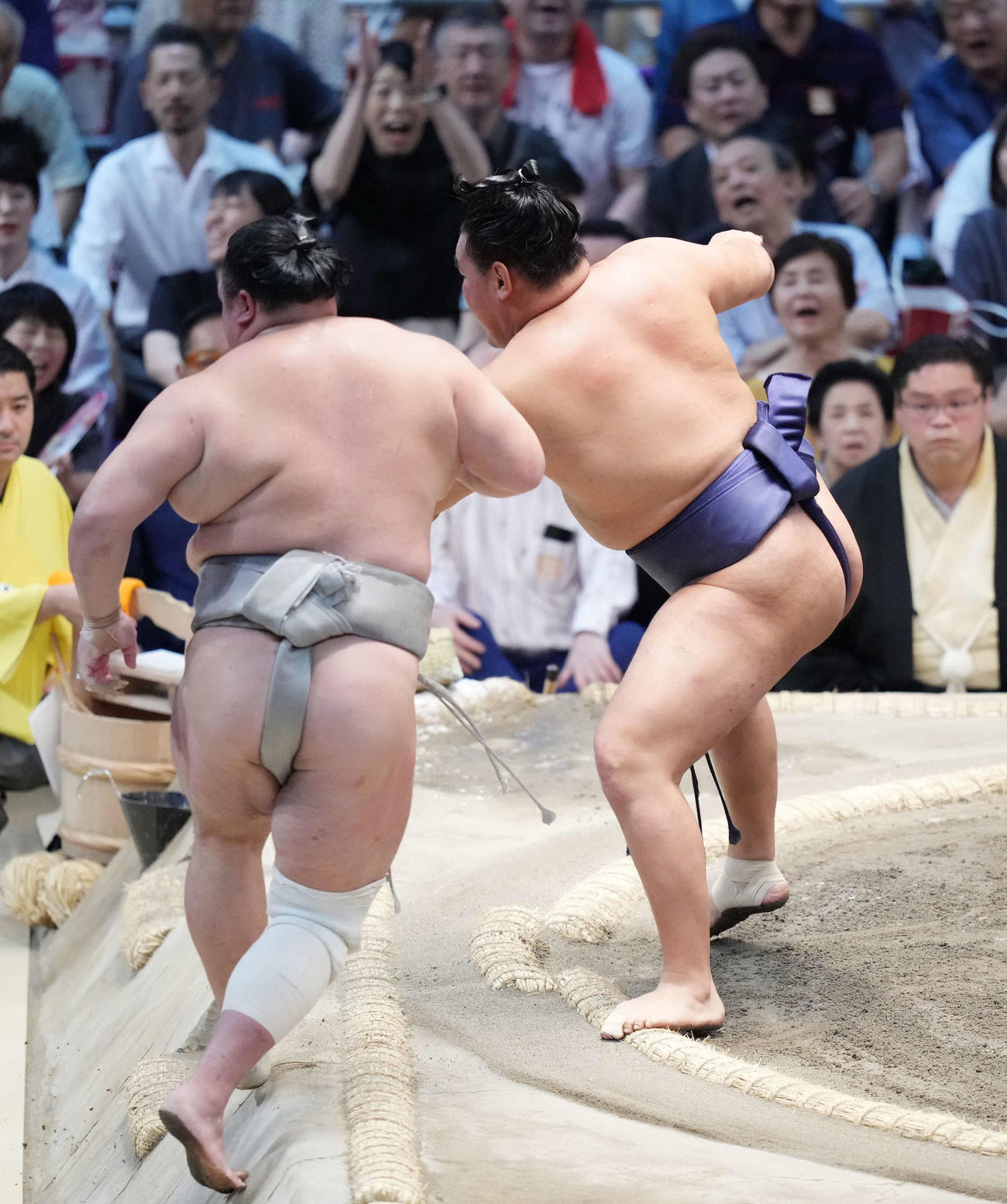 決定戦で豊昇龍は北勝富士（左）を押し出しで破り幕内優勝を決める（撮影・小沢裕）