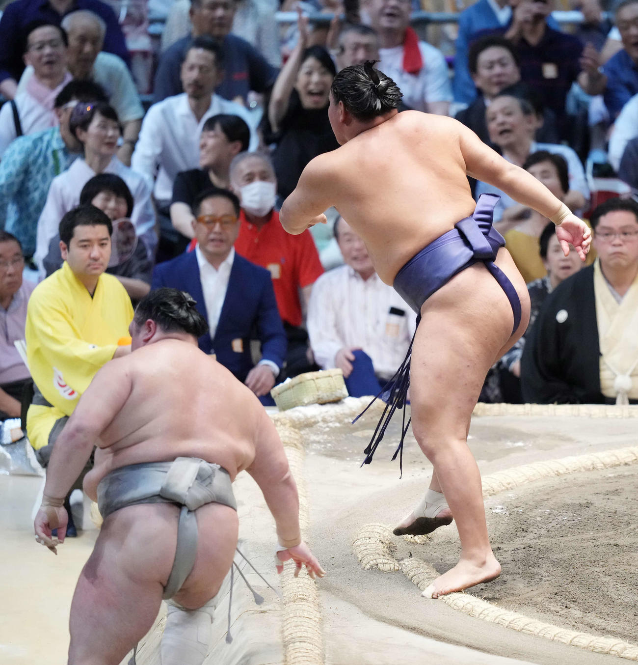決定戦で豊昇龍は北勝富士（左）を押し出しで破り幕内優勝を決める（撮影・小沢裕）