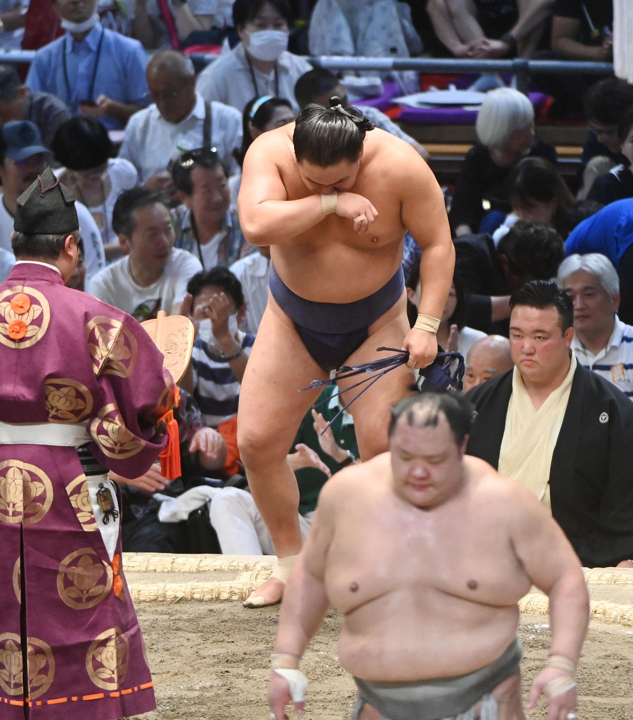 優勝決定戦　豊昇龍は北勝富士を押し出しで破り勝ち名乗りを受け涙ぐむ（撮影・森本幸一）