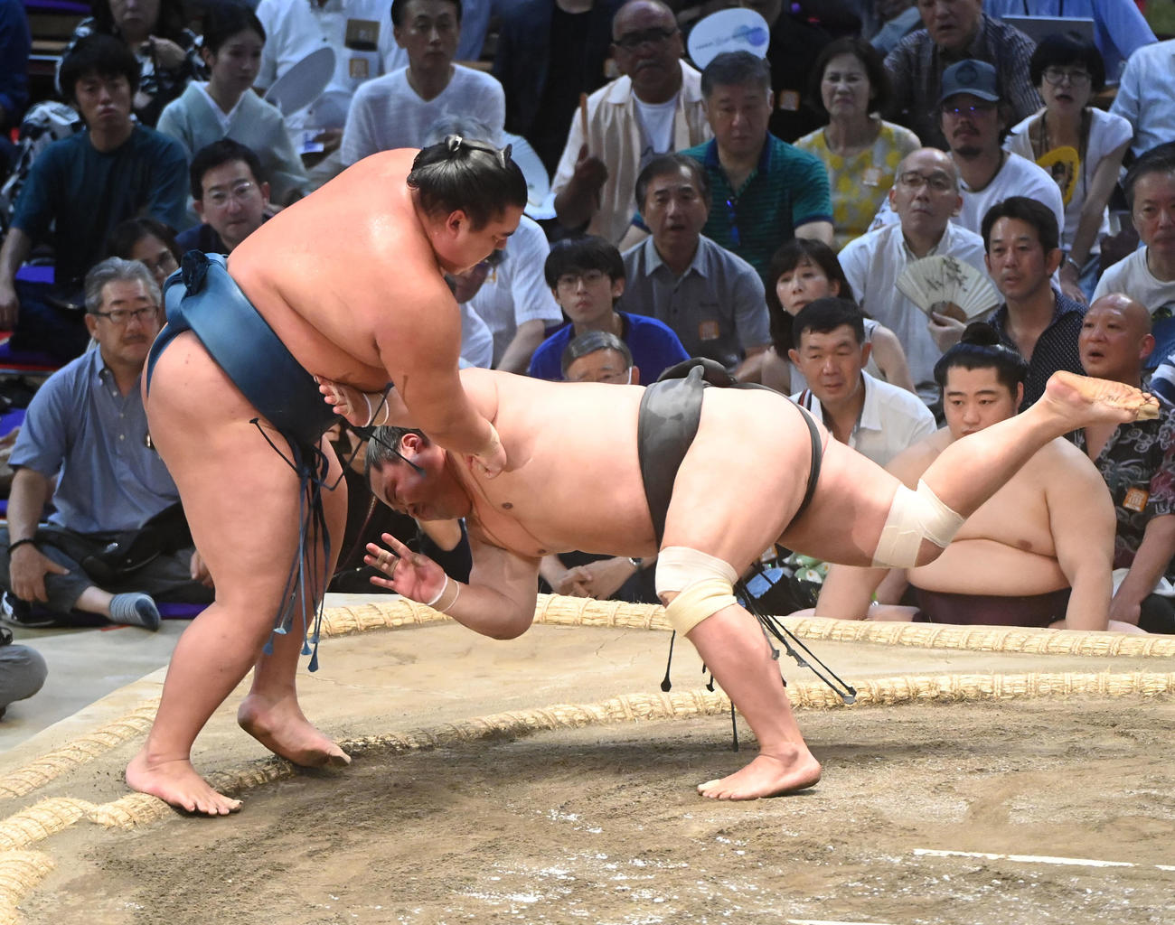 湘南乃海（左）は妙義龍をはたき込みで破る（撮影・森本幸一）