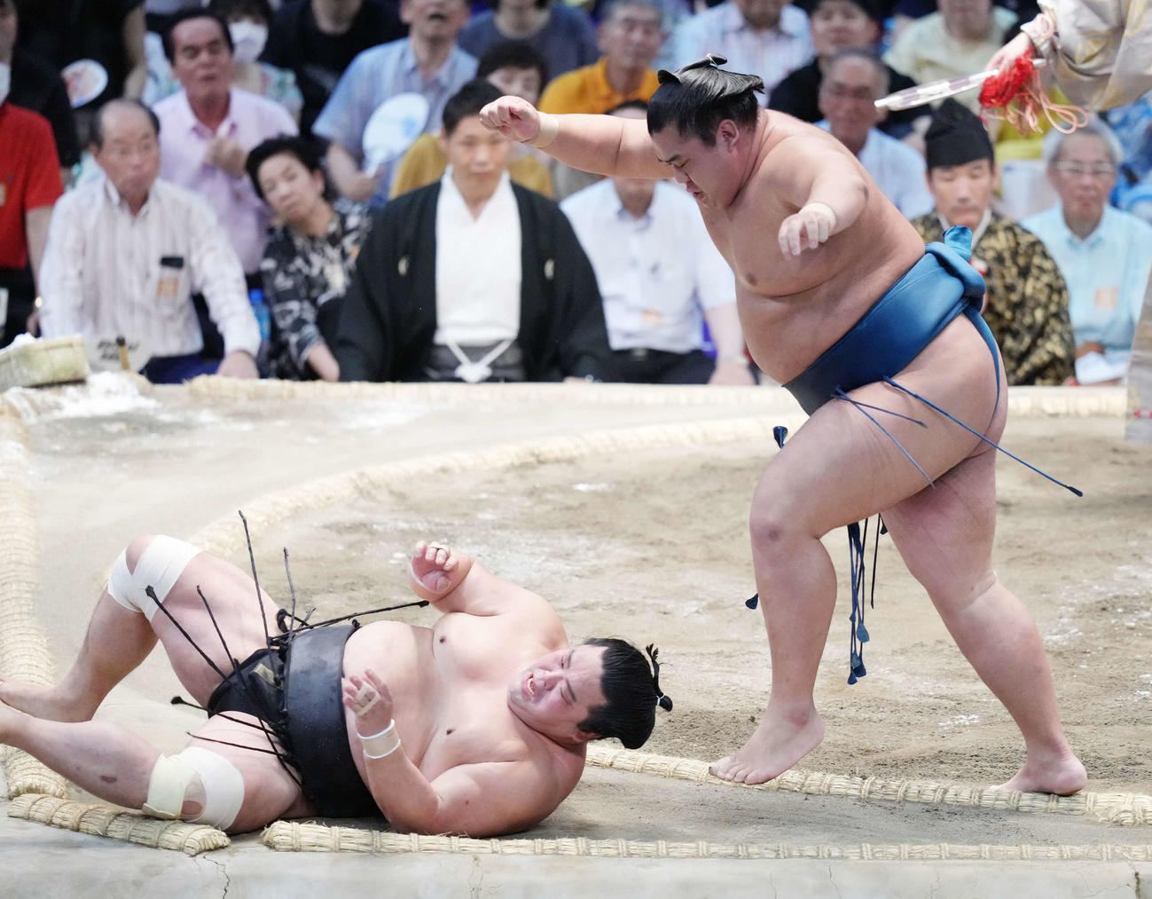 湘南乃海（右）は妙義龍をはたき込みで破る（撮影・小沢裕）