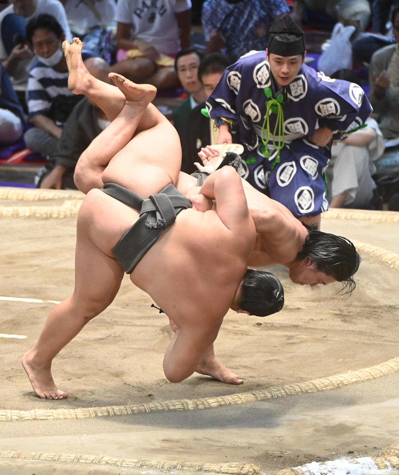 若碇（右）は朝白龍を掛け投げで破る（撮影・森本幸一）