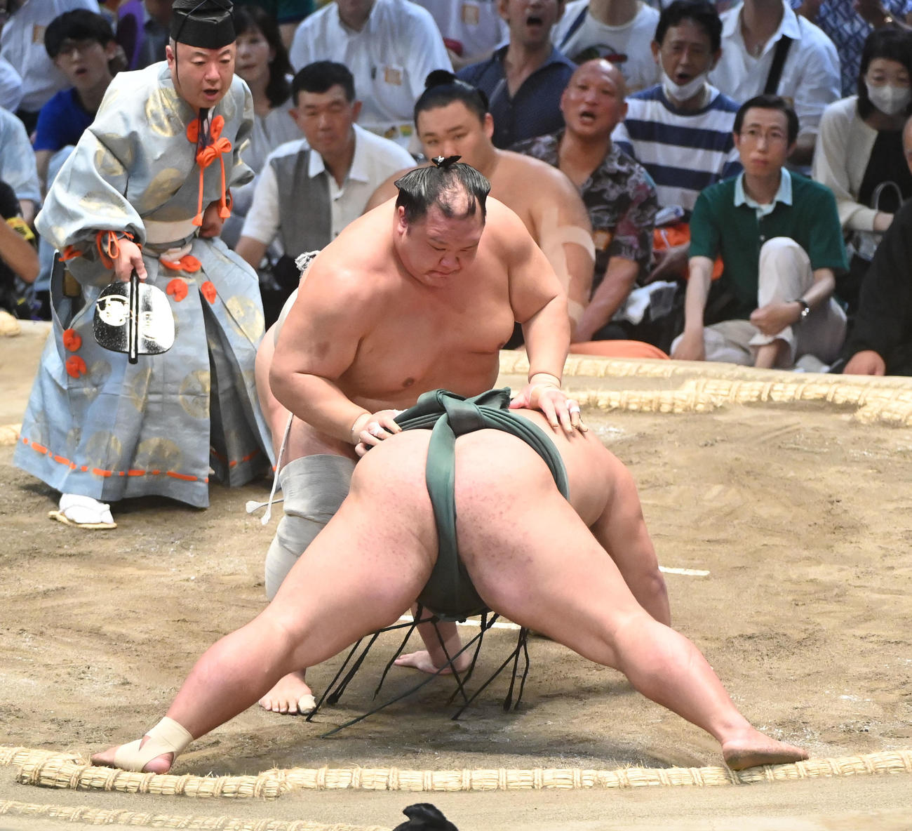 北勝富士（左）錦木を引き落としで破る（撮影・森本幸一）