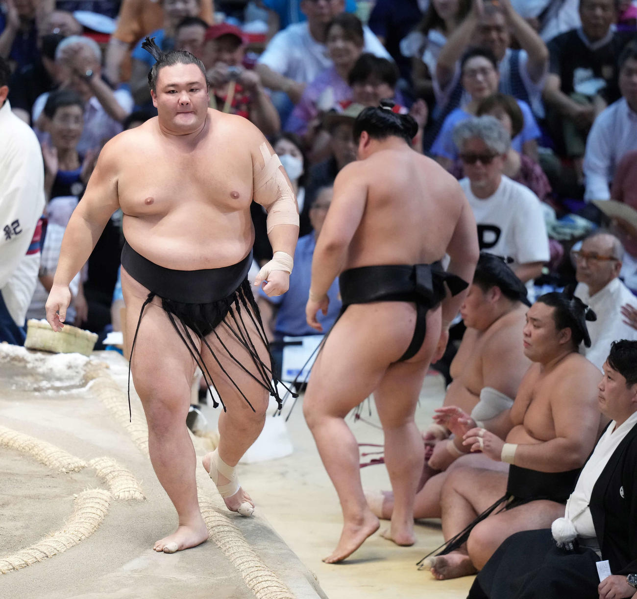 朝乃山（左）は若元春を寄り切りで破る（撮影・小沢裕）