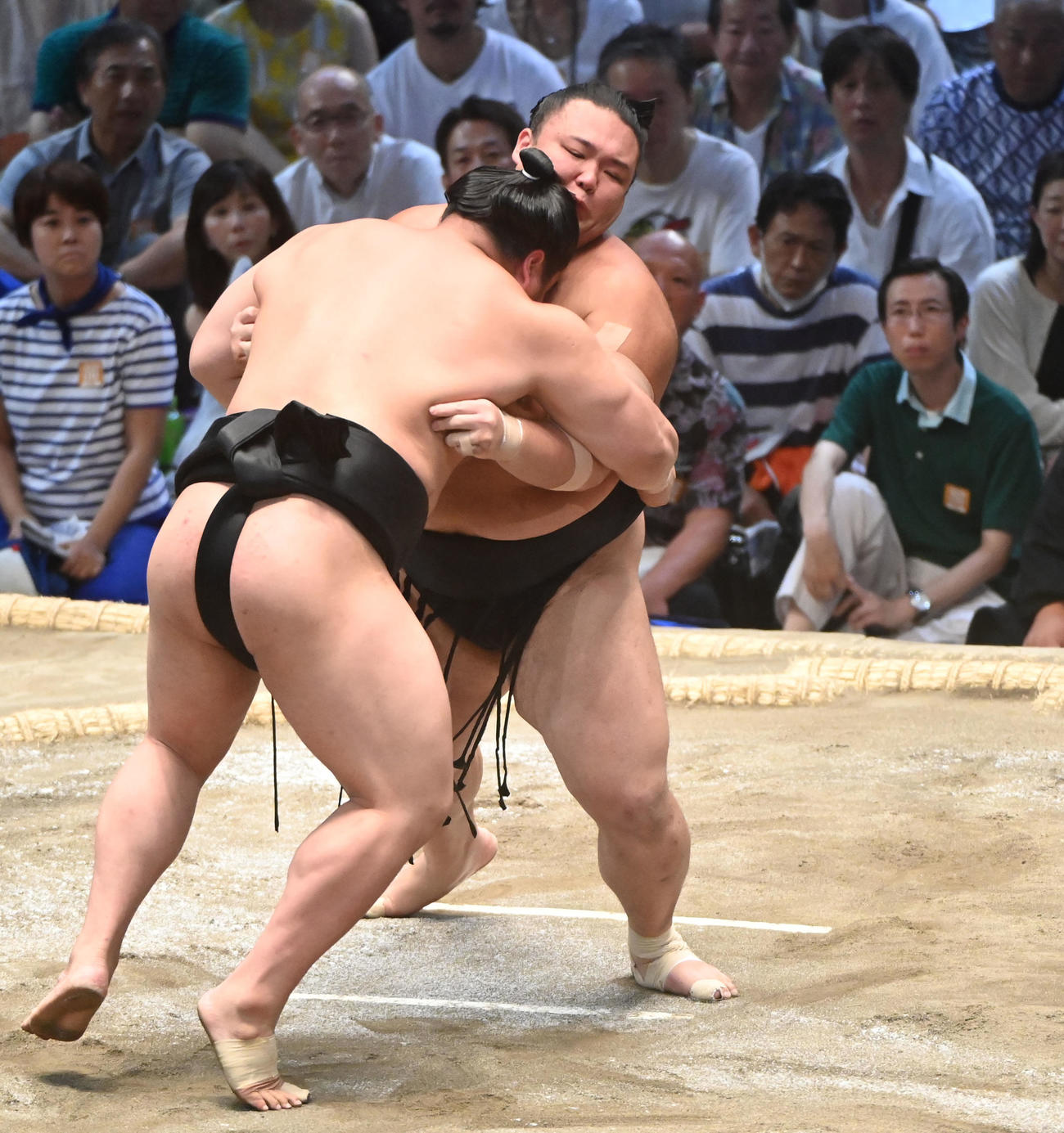 朝乃山（右）は若元春を寄り切りで破る（撮影・森本幸一）