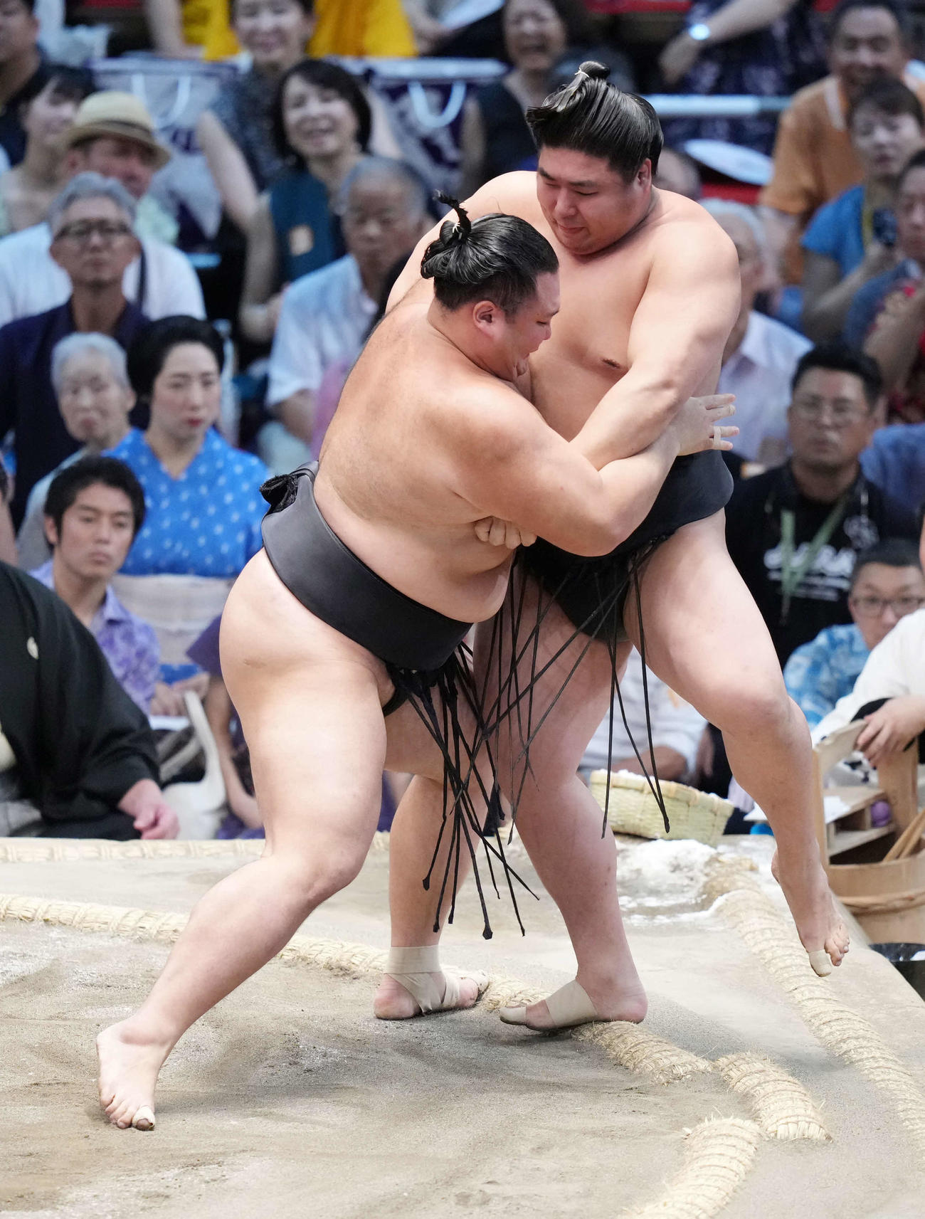 朝乃山（左）は若元春を寄り切りで破る（撮影・小沢裕）
