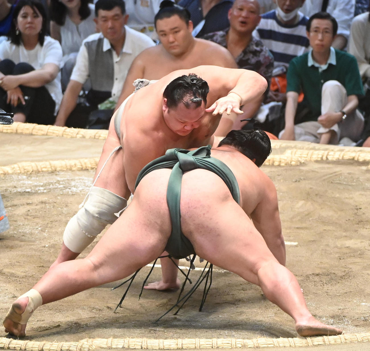 北勝富士（左）錦木を引き落としで破る（撮影・森本幸一）