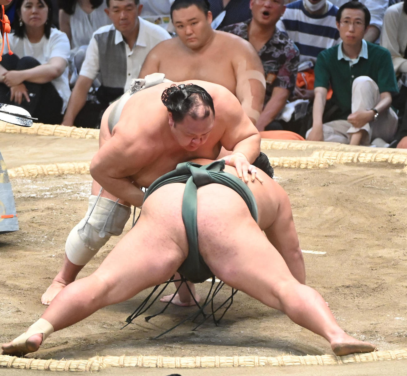 北勝富士（左）錦木を引き落としで破る（撮影・森本幸一）